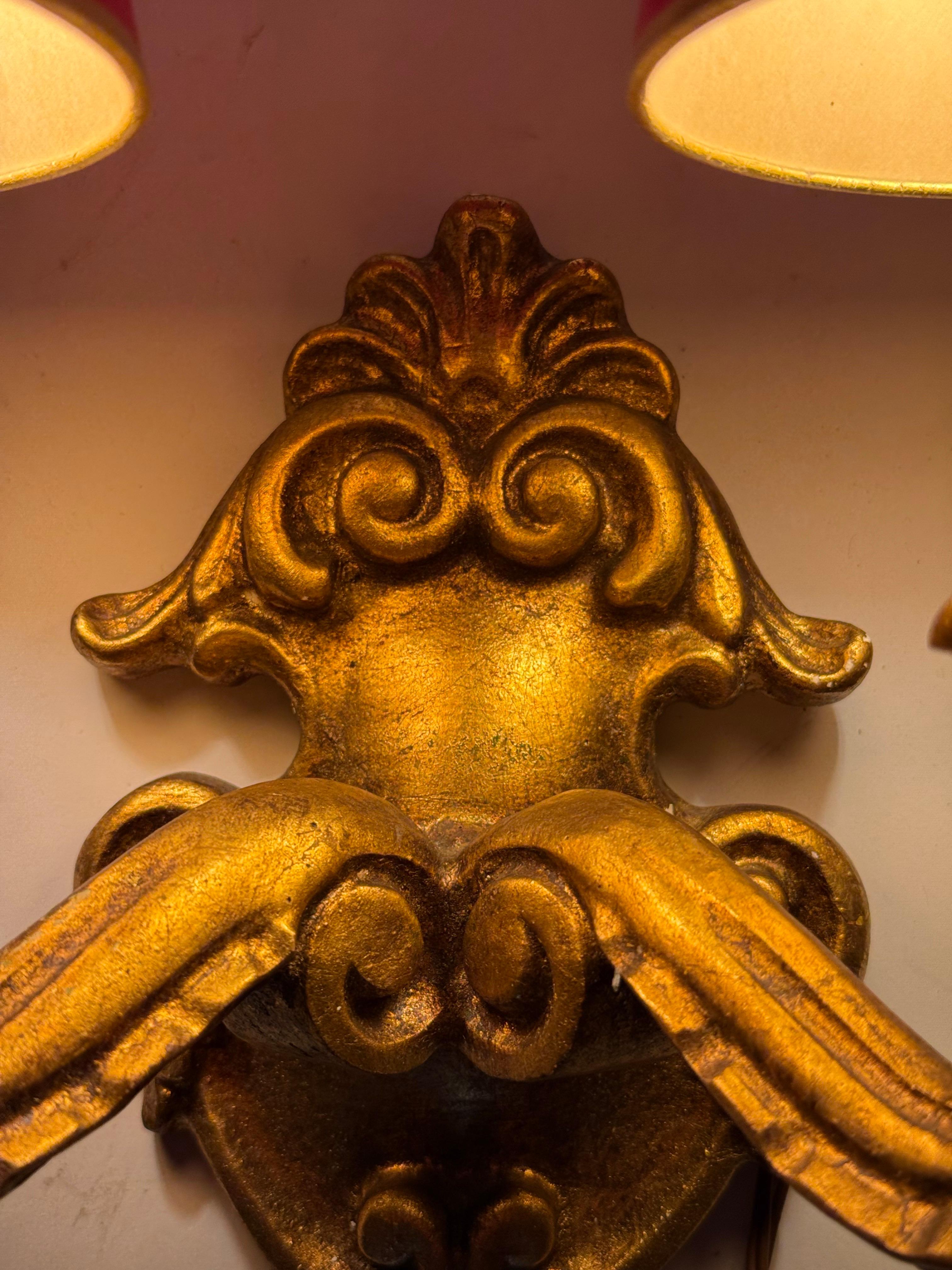 Este hermoso y raro conjunto de dos apliques te encantará. Las lámparas se fabricaron a mano con esmero con madera de tilo europeo al estilo tradicional del siglo XVII. La forma en que se fabricaron y diseñaron estas luces es absolutamente