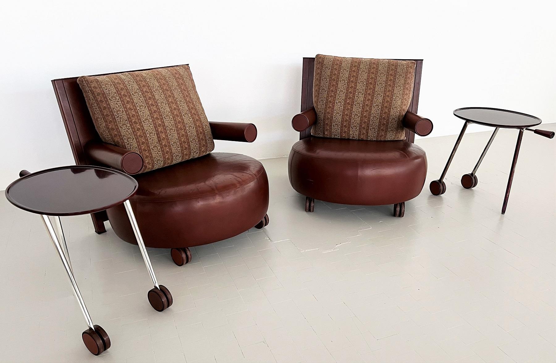 Wonderful lounge chair set of the extra class, consisting of 2 extra large lounge chairs and two matching rolling tables.
Designed by designer Antonio Citterio and manufactured in the 80s by B&B Italia.
The XXL lounge chairs are made of thick