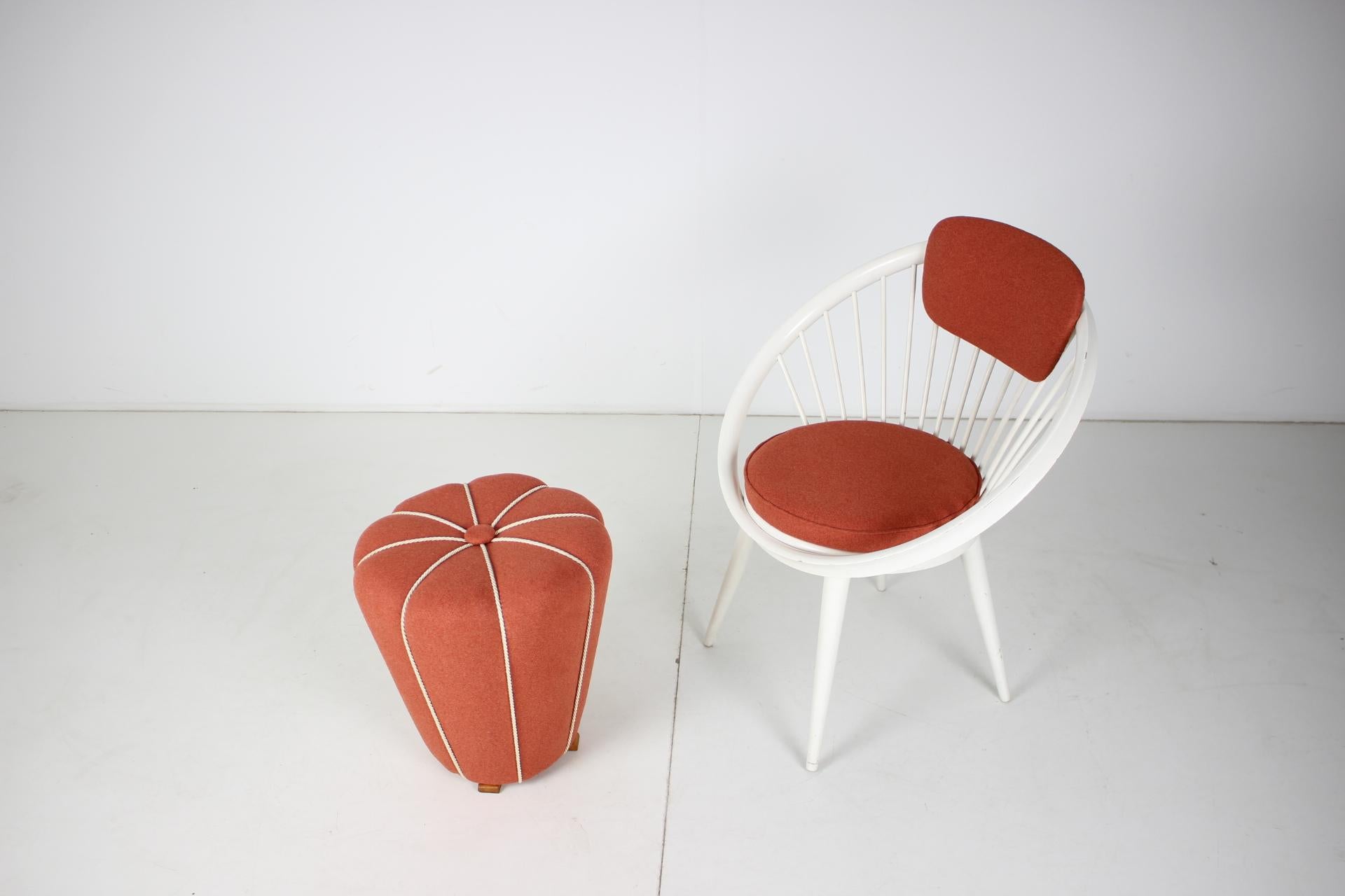 - hergestellt in der Tschechoslowakei (Tabouret), Deutschland (Lounge Chair)
- aus Holz, Stoff
- abmessungen des Tabouret: H 42cm x B 40cm x T 40cm
- neue Polstermöbel
- guter, ursprünglicher Zustand.