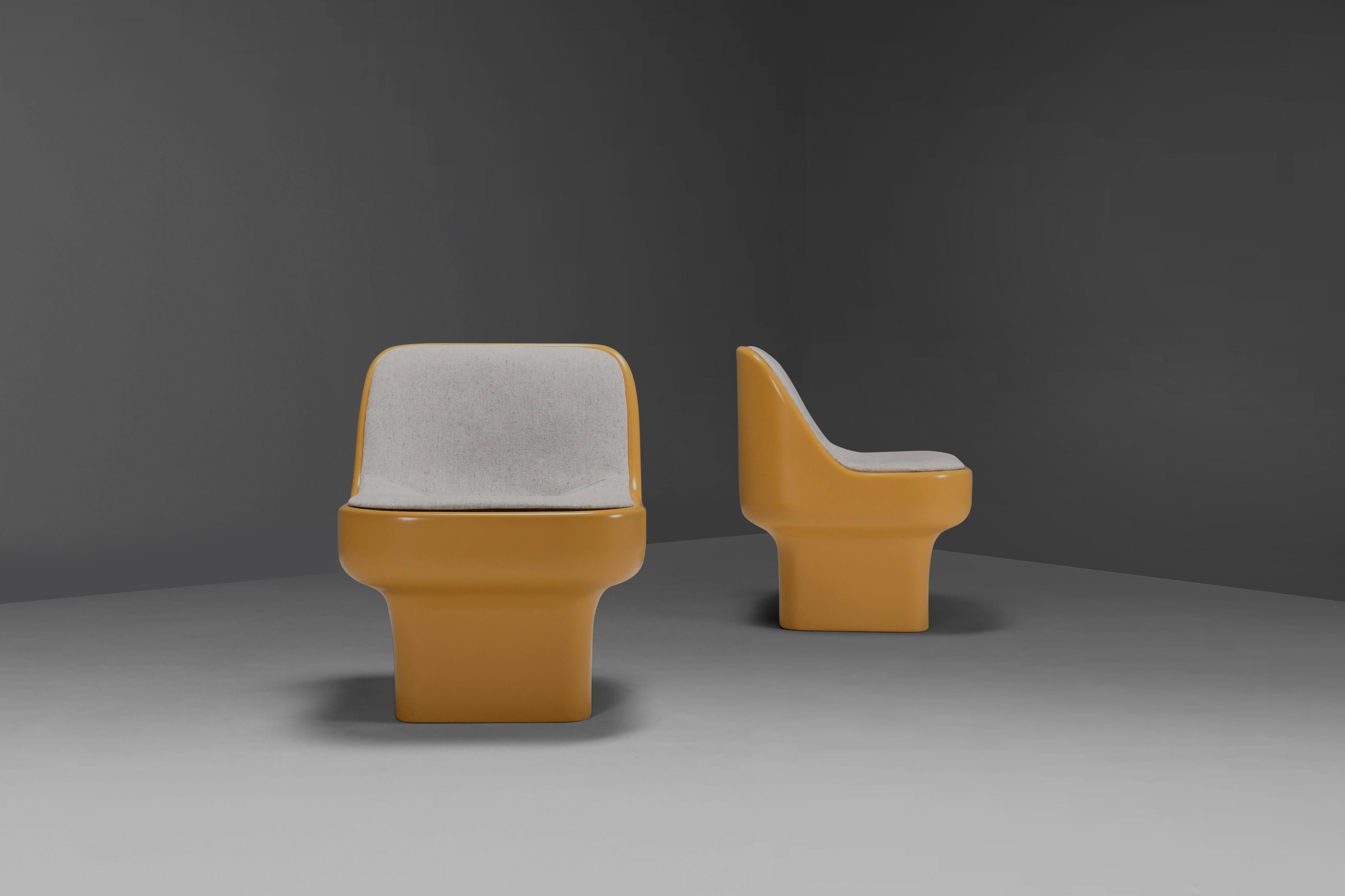 Sculptural pair of fiberglass lounge chairs in excellent condition.

Designed by Douglas Deeds in the 1970s. 

Manufactured by Architectural Fiberglass Co. a division of Architectural Pottery.

The chairs are entirely made of fiberglass which gives