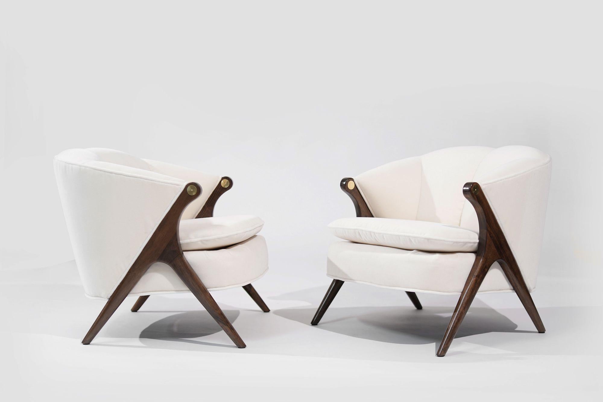 Laissez-vous séduire par l'attrait de la sophistication du milieu du siècle avec cet ensemble de chaises longues de Karpen of California, circa 1950, impeccablement restauré et ramené à la vie par Stamford Modern. Rembourrées en luxueux mohair blanc