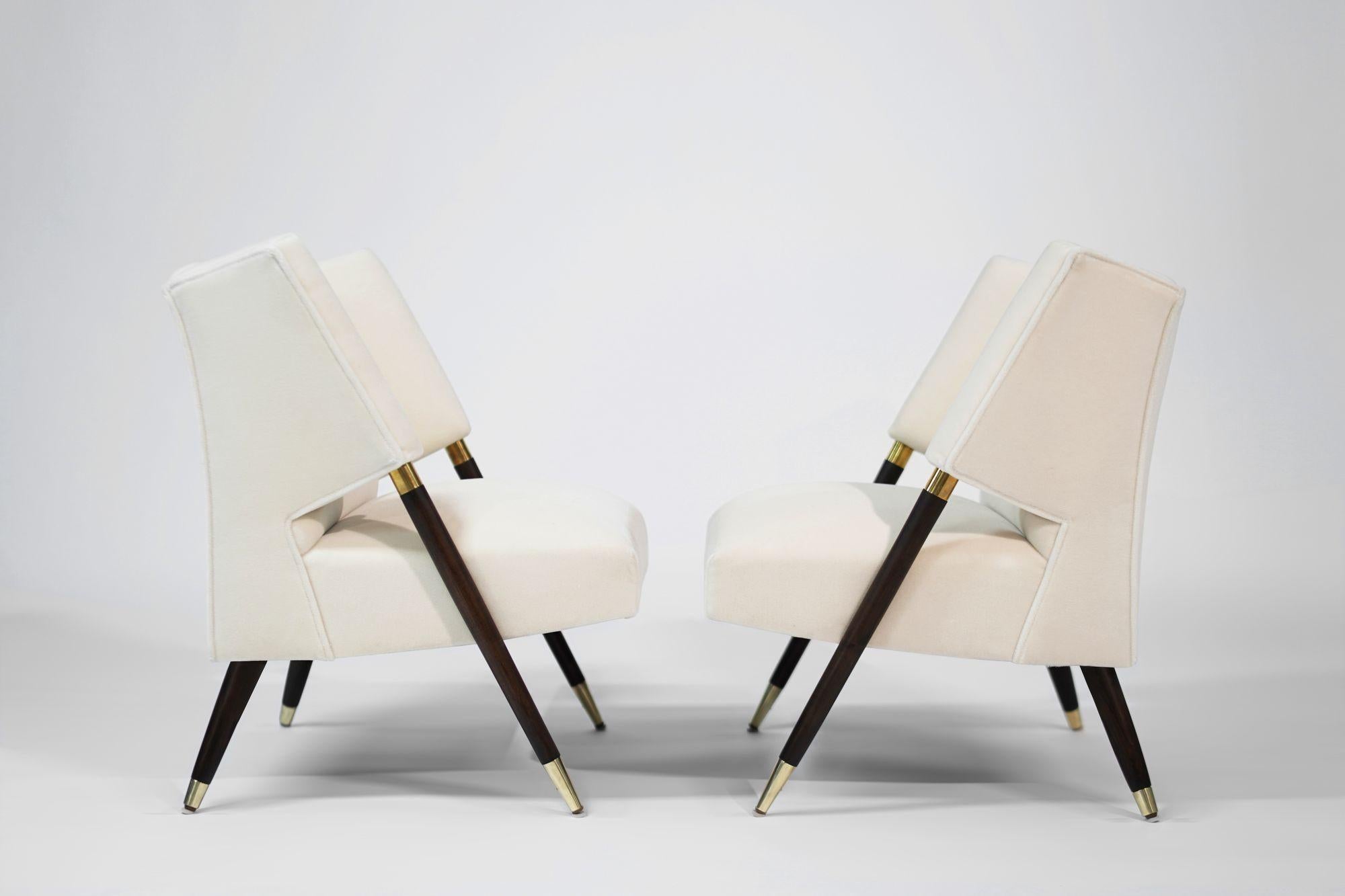Un superbe ensemble de chaises longues vintage de Karpen of California, restaurées avec expertise par Stamford Modern. Dotées de pieds angulaires en noyer avec sabots et accents en laiton, ces chaises exsudent une élégance intemporelle. Rembourrés