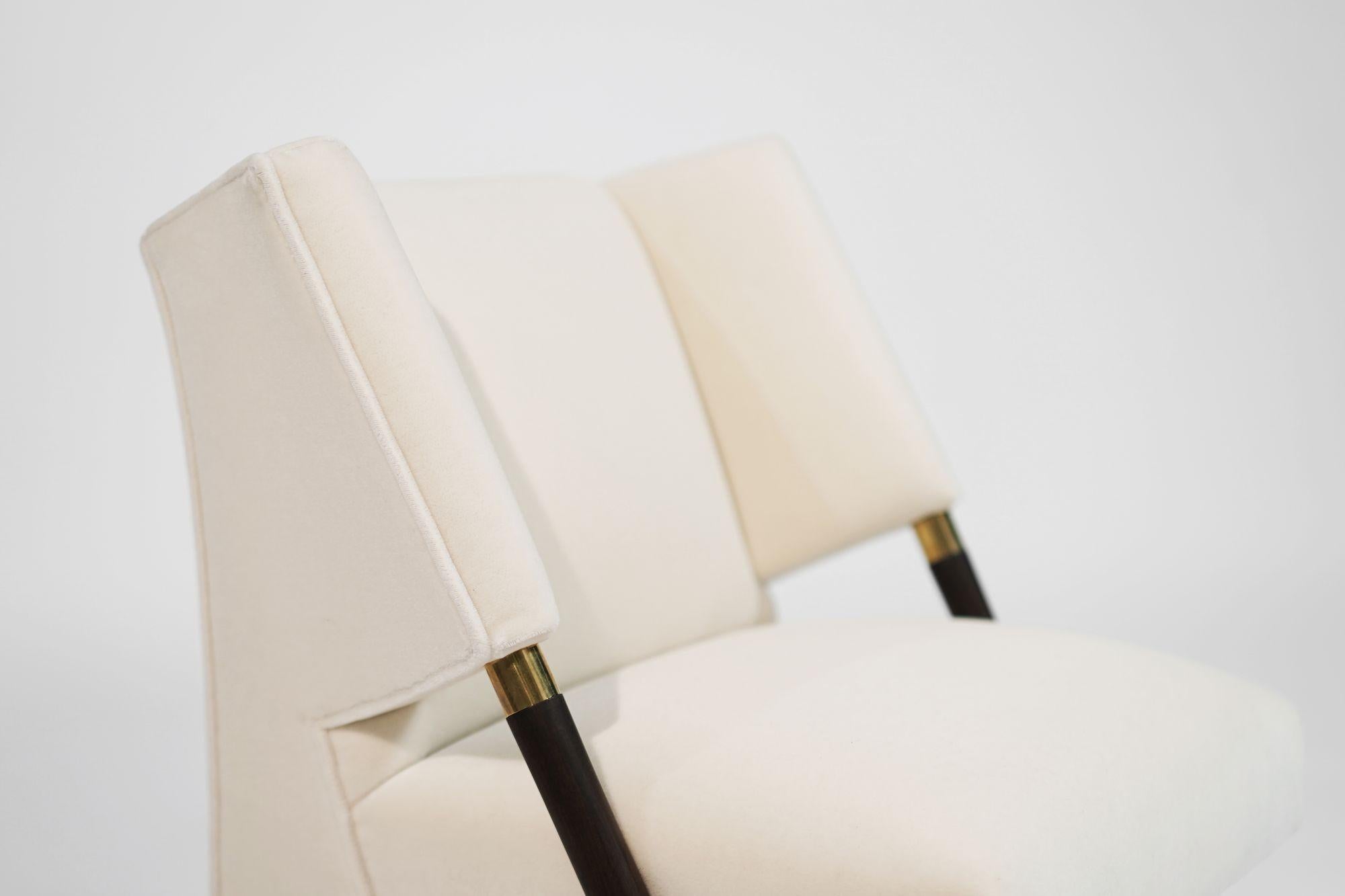 Laiton Ensemble de chaises longues en mohair par Karpen of California, C.C. 1950s en vente