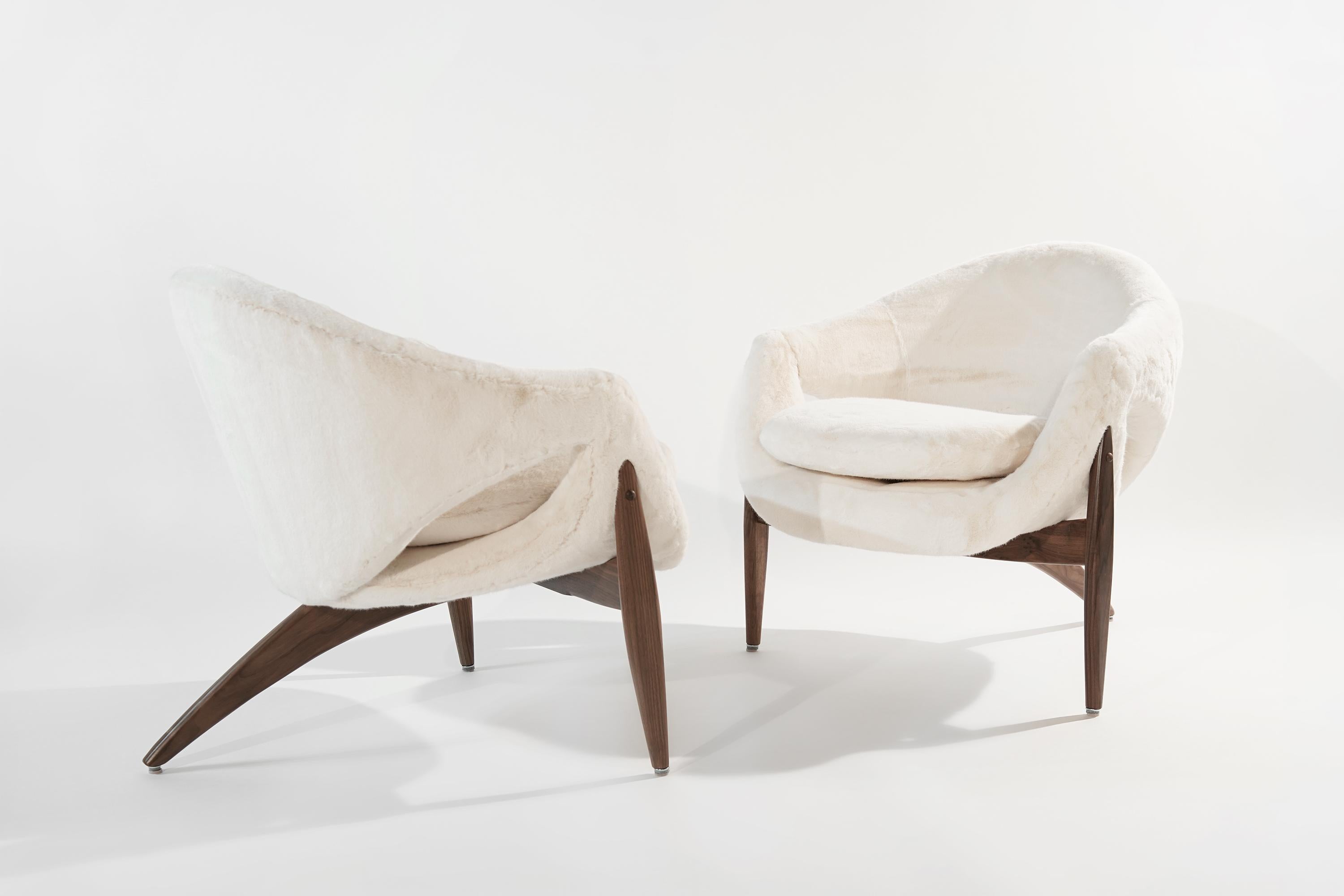 Rare seating set designed by Italy-born furniture designer Luigi Tiengo and produced by the Canadian manufacturer Cimon in Montréal, circa 1963. Fully restored sculptural frames executed in walnut, newly upholstered in off-white faux fur. Striking
