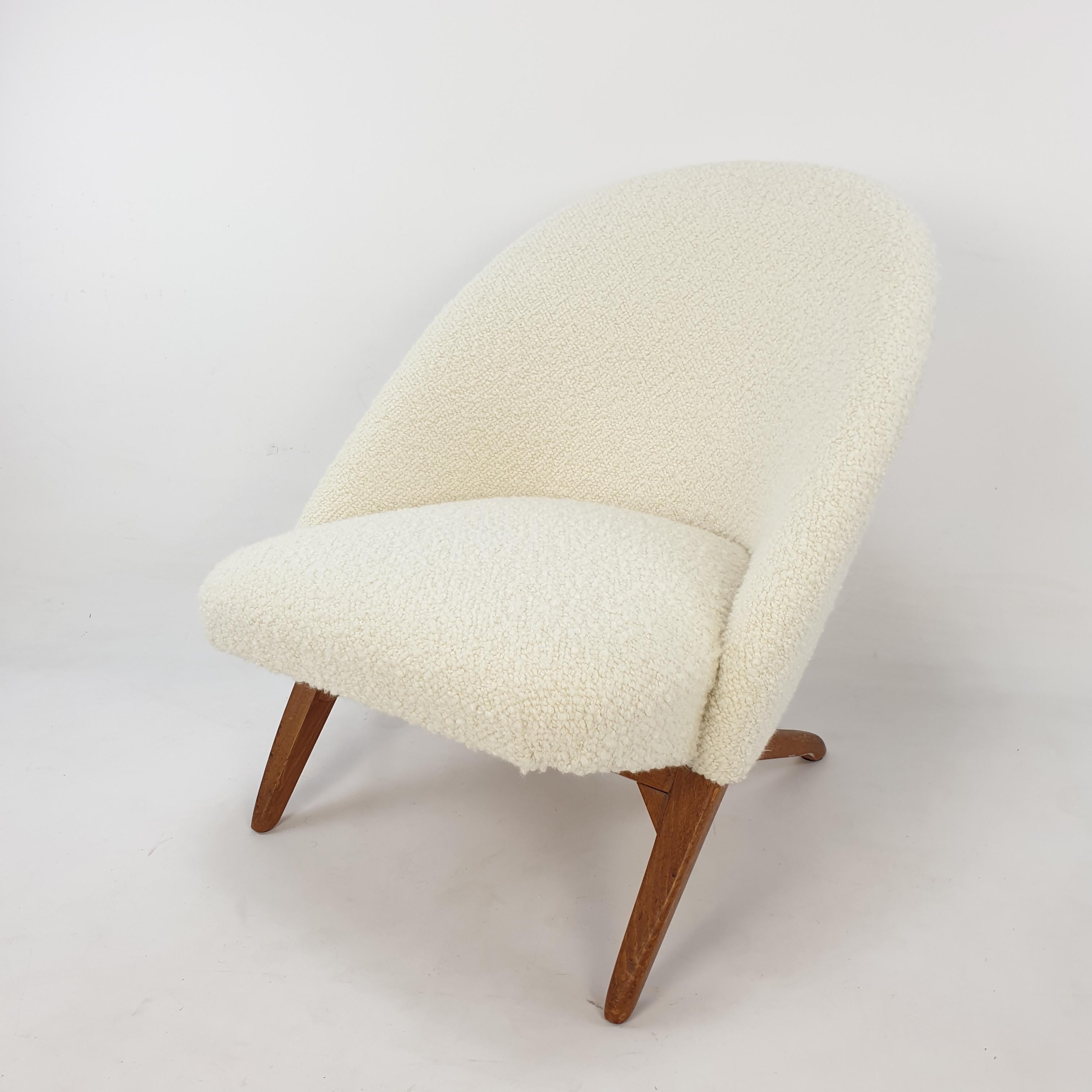 Stunning Mid-Century Modern set of lounge chairs, designed by Theo Ruth for Artifort in the 50s.
The back and the seater are 2 separate pieces that easily fits together and makes it a comfortable chair.
The chairs are restored with lovely bouclé