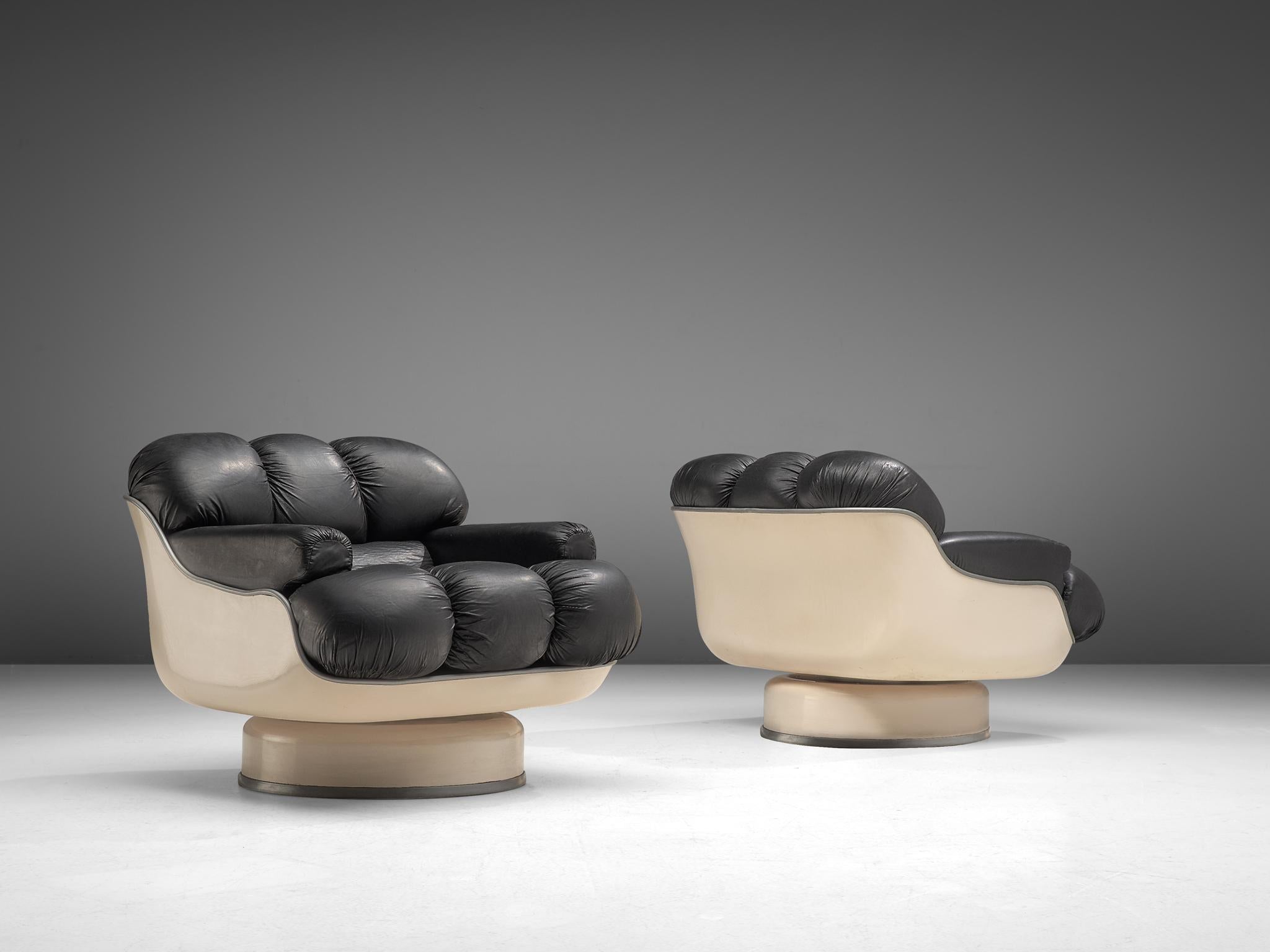Set of lounge chairs in fiberglass and black leatherette, France, 1970s

This highly comfortable set of lounge chairs has a very soft and inviting appearance. The dark leatherette nicely contrasts to the off-white fiberglass shells. Both lounge