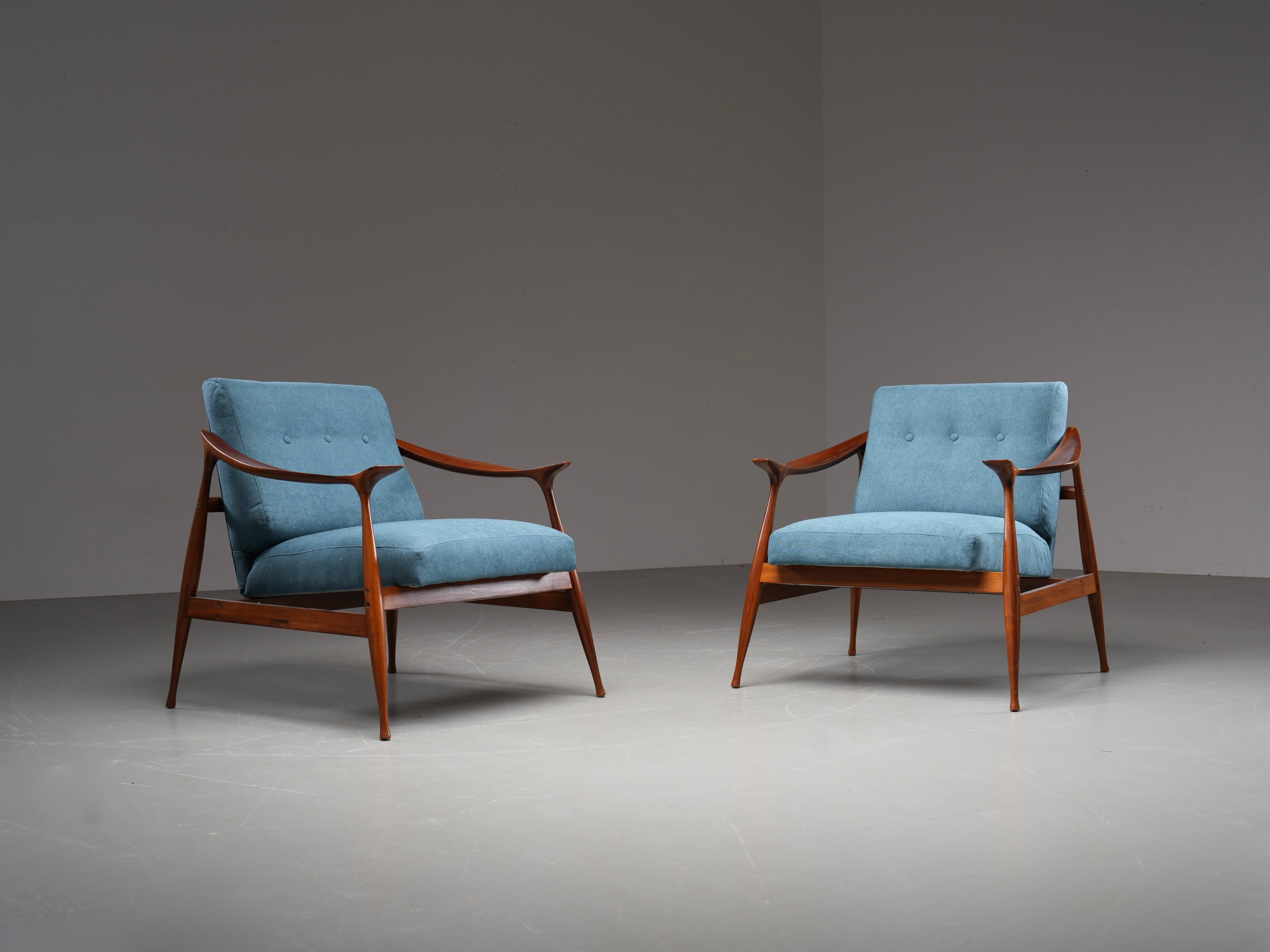 Pair of lounge chairs designed by Ico Parisi for Fratelli Reguitti, Italy, 1959. Solid wooden frames with a light brown lacquered finish and a pronounced grain pattern. The design combines precise Italian craftsmanship with a clear architectural