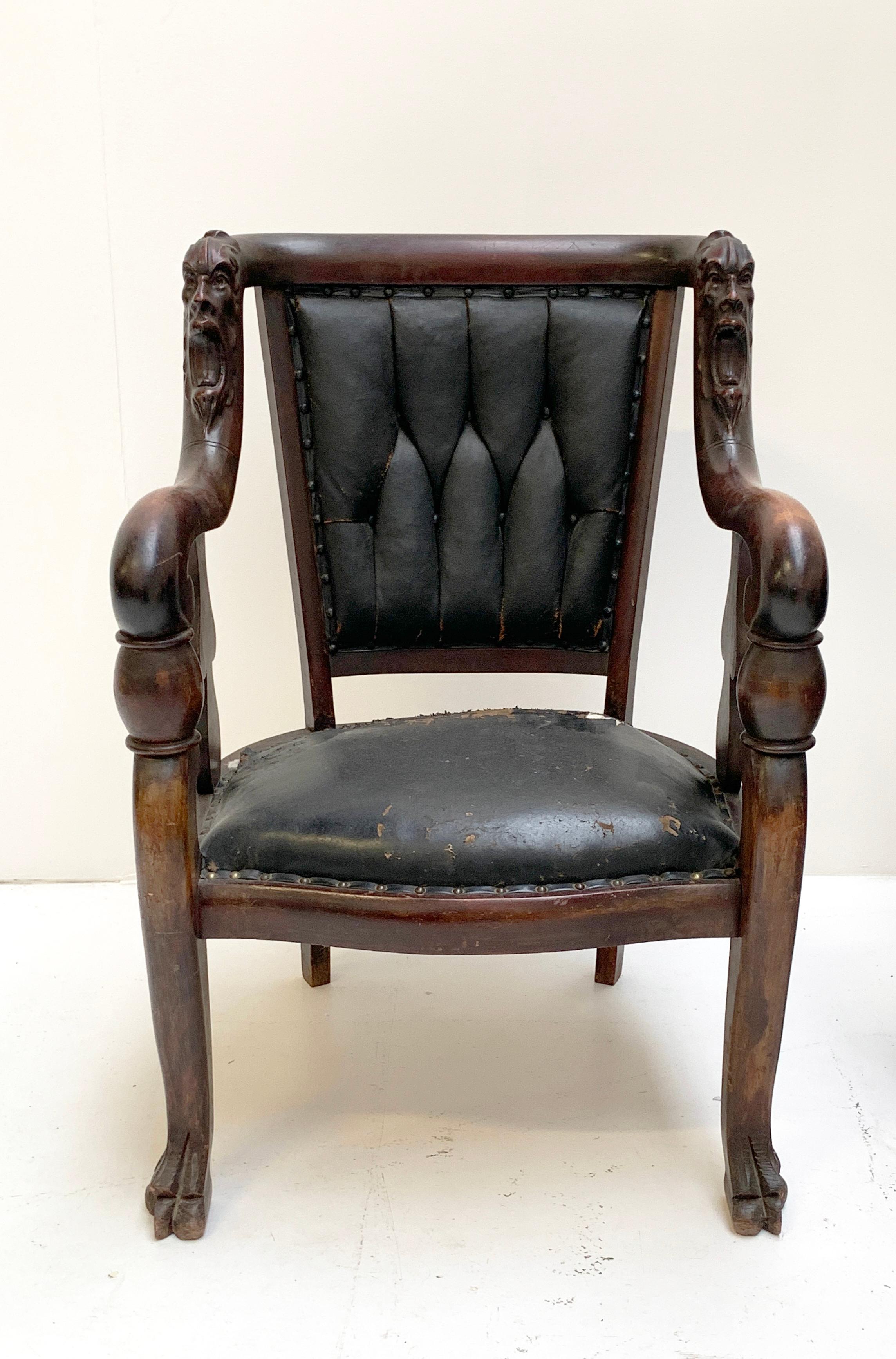 Ensemble de salon en bois sculpté - Circa 1880

Superbe ensemble de mobilier de salon en bois patiné, finement sculpté de masques grotesques, comprenant :

Un canapé
Une paire de fauteuils à dossier large (dont un transformé en rocking-chair)

Les