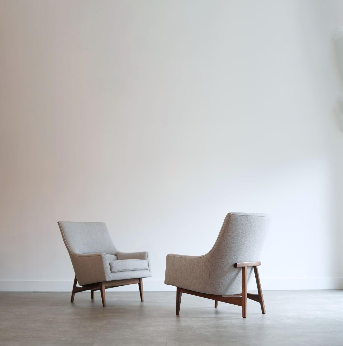 Chaises longues A-Line, conçues par Jens Risom dans les années 1950. Ces chaises emblématiques sont dotées d'une base sculpturale en noyer, entièrement restaurée dans sa splendeur d'origine, et sont retapissées en Ocean Foam Silver Cloud par Holly