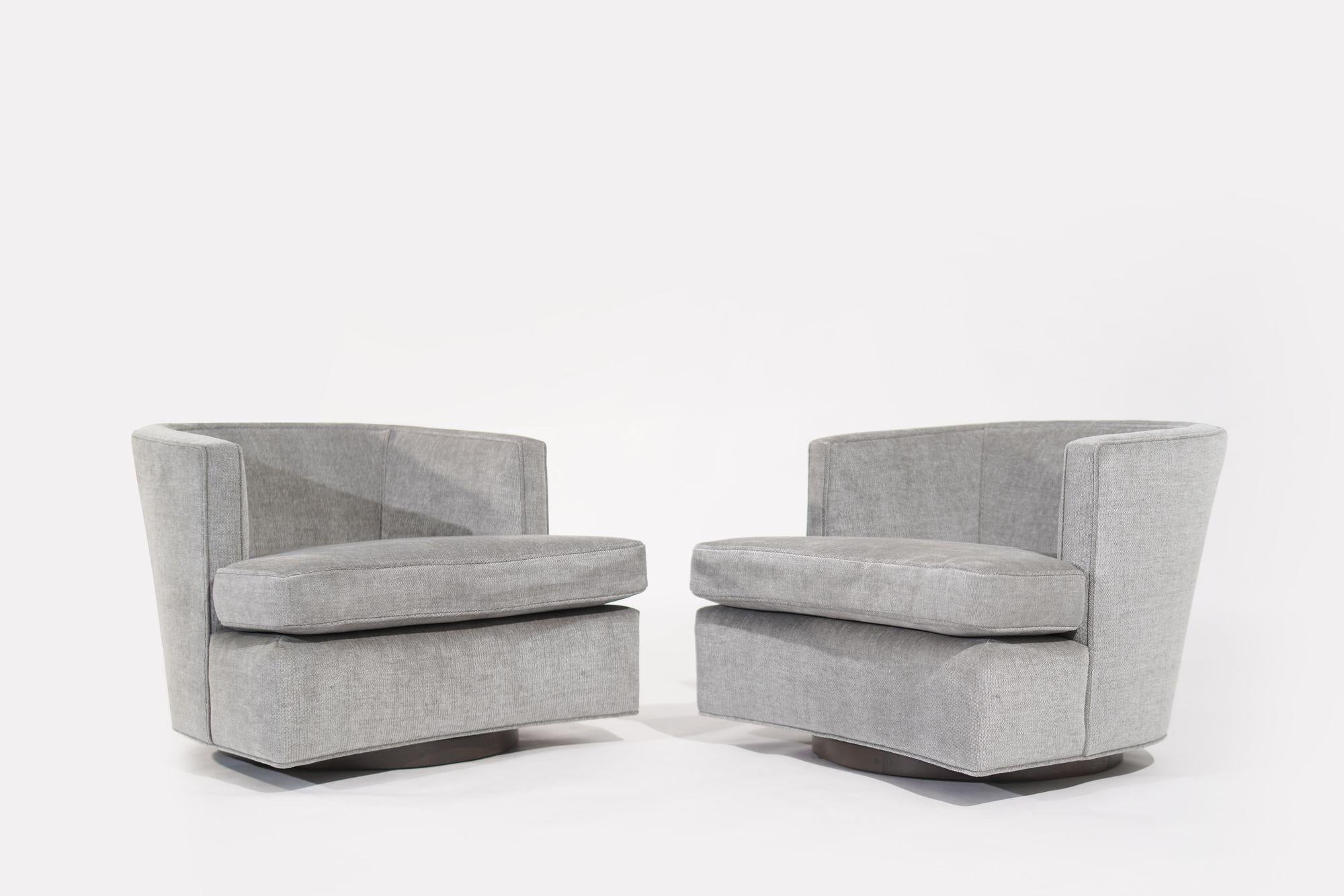 Une paire de chaises pivotantes intemporelles, conçues par l'emblématique Harvey Probber dans les années 1950 et ramenées à la vie par Stamford Modern grâce à un processus de restauration complet. Ces chaises représentent l'incarnation de la
