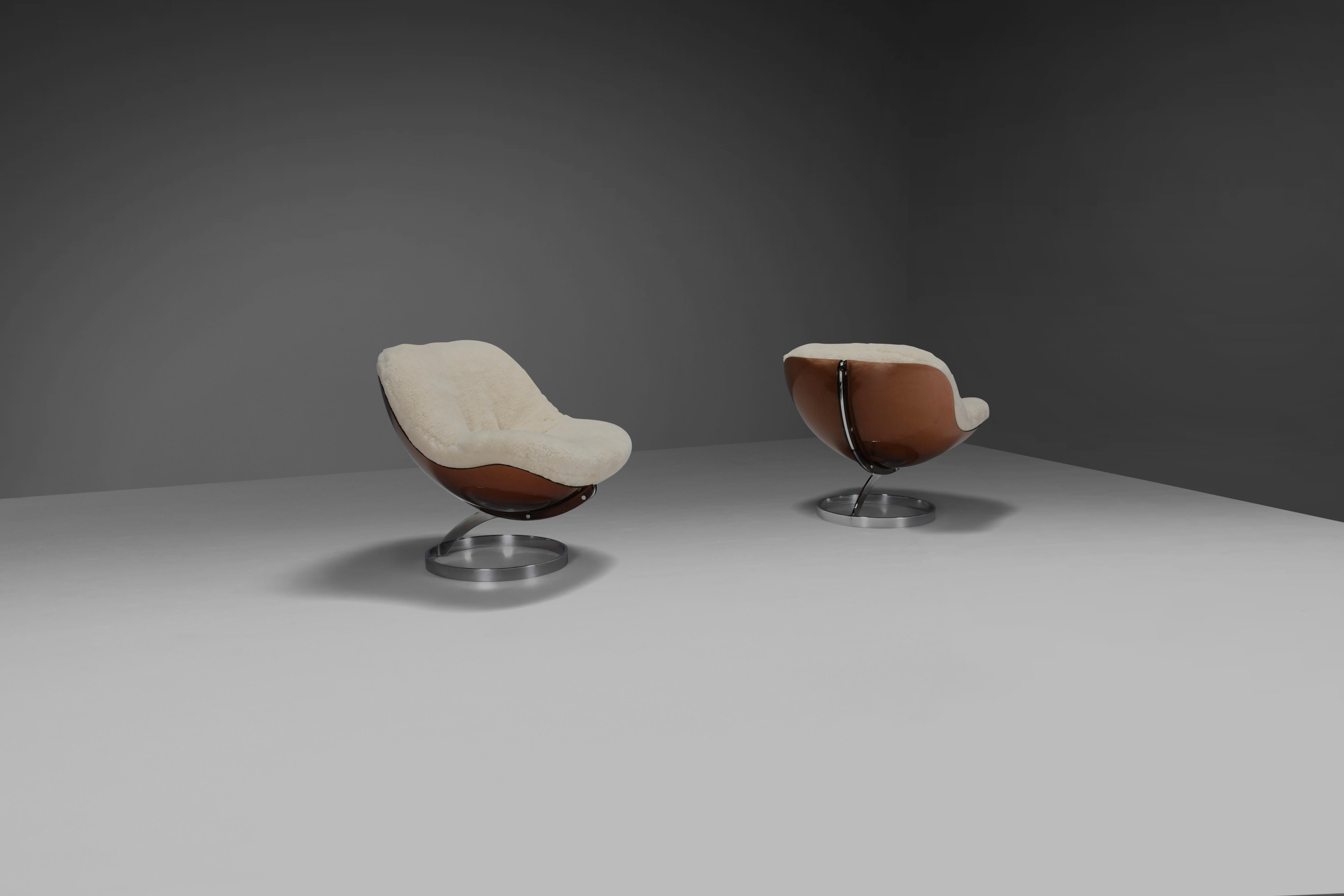 Set von schönen und seltenen 'Sphere' Lounge Stühlen in sehr gutem Zustand.

Entworfen von Boris Tabacoff im Jahr 1971

Hergestellt von der französischen Fabrik MMM. (Mobilier Modular Moderne)

Diese Stühle haben eine charakteristische braune