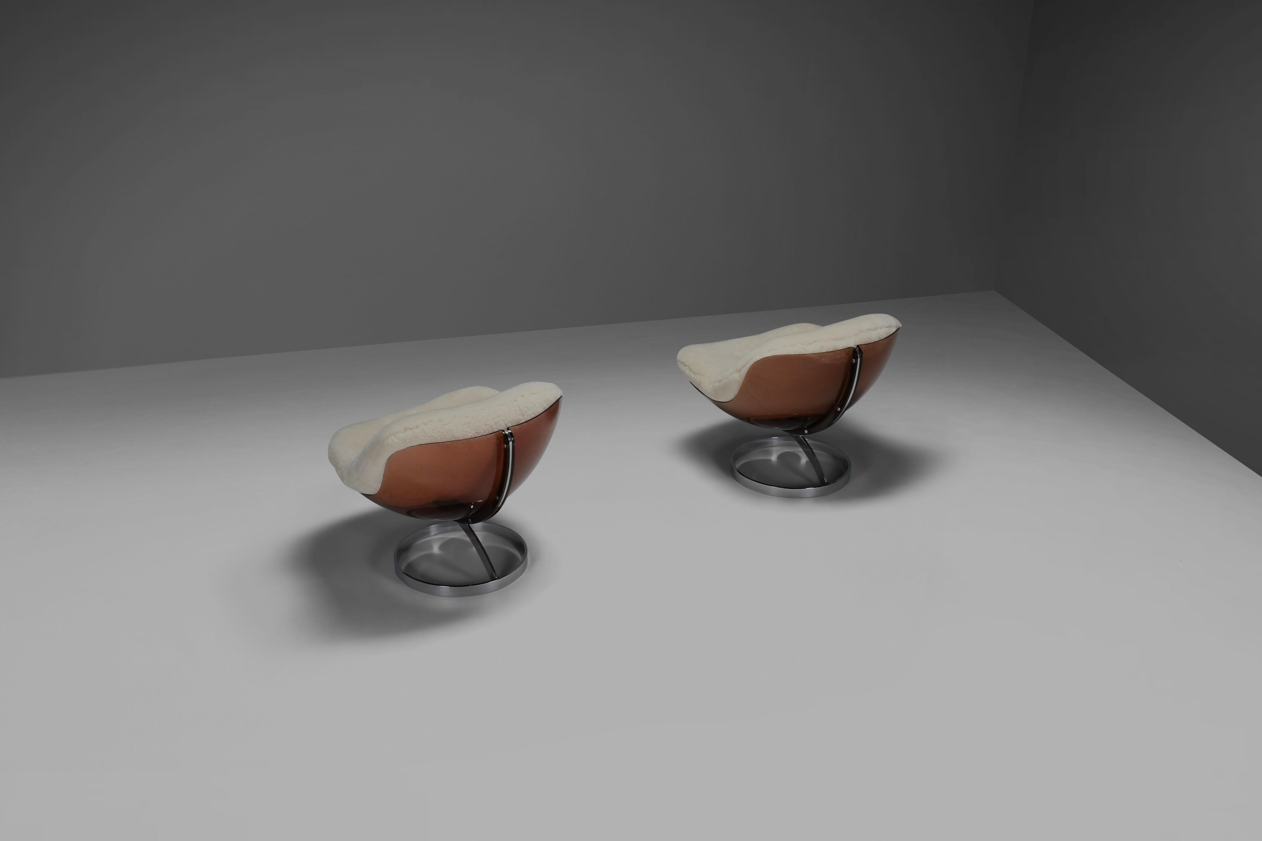 Set of Lucite and Wool ’Sphere’ Lounge Chairs by Boris Tabacoff for MMM, 1971 In Good Condition For Sale In Echt, NL