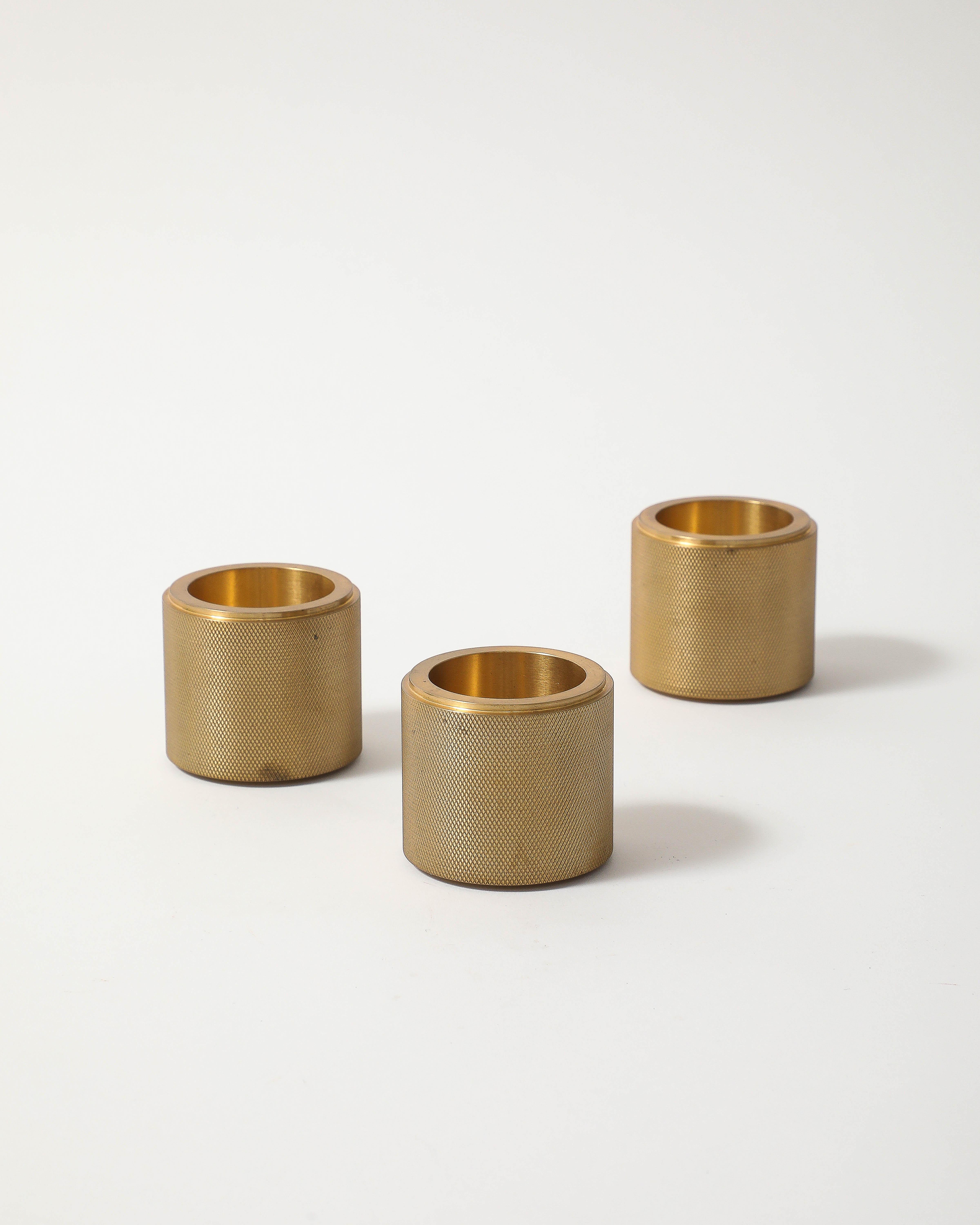 Set di portacandele in ottone Machin con zigrinatura fine di Klaar Prims in vendita 9