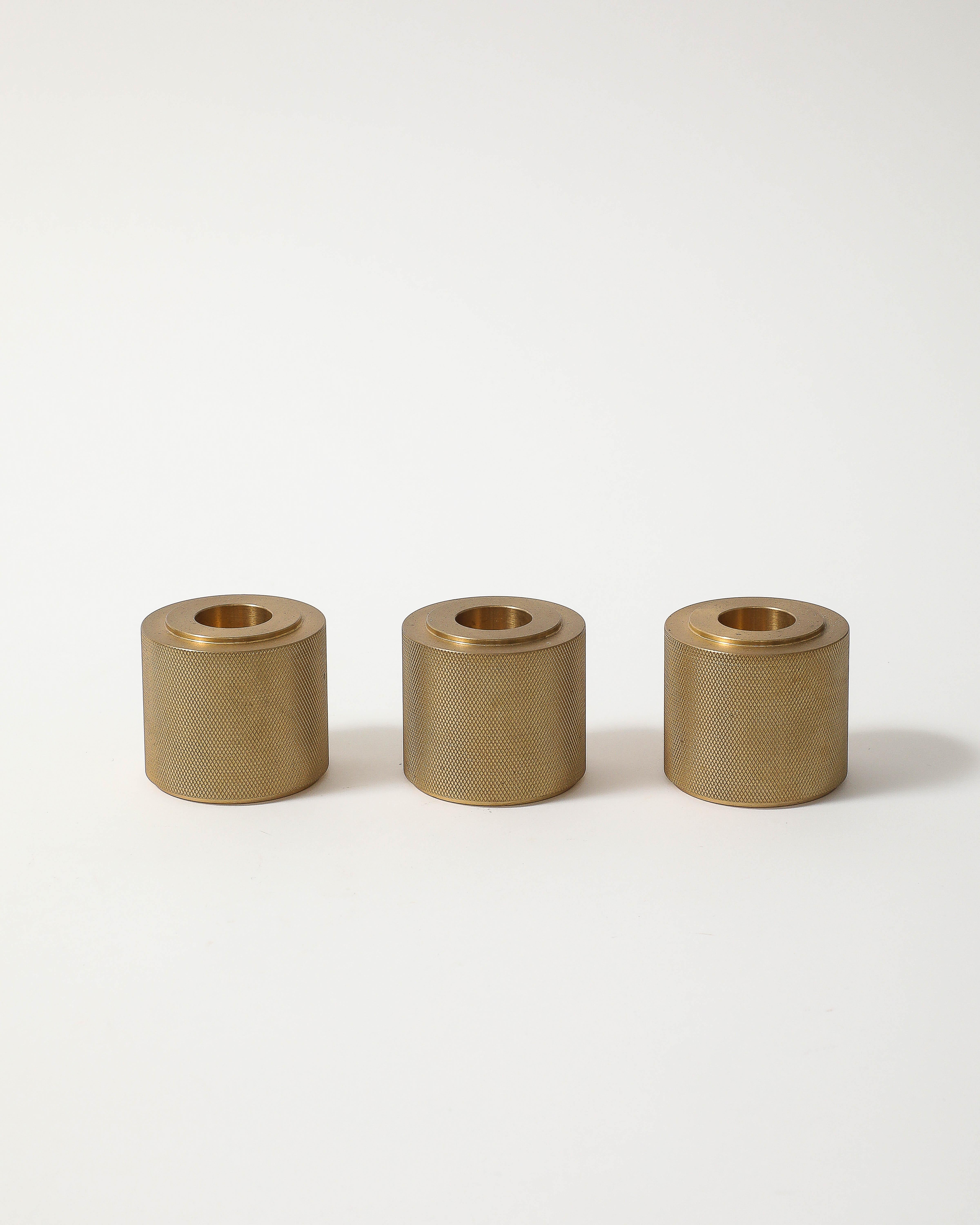 Set di portacandele in ottone Machin con zigrinatura fine di Klaar Prims in vendita 13