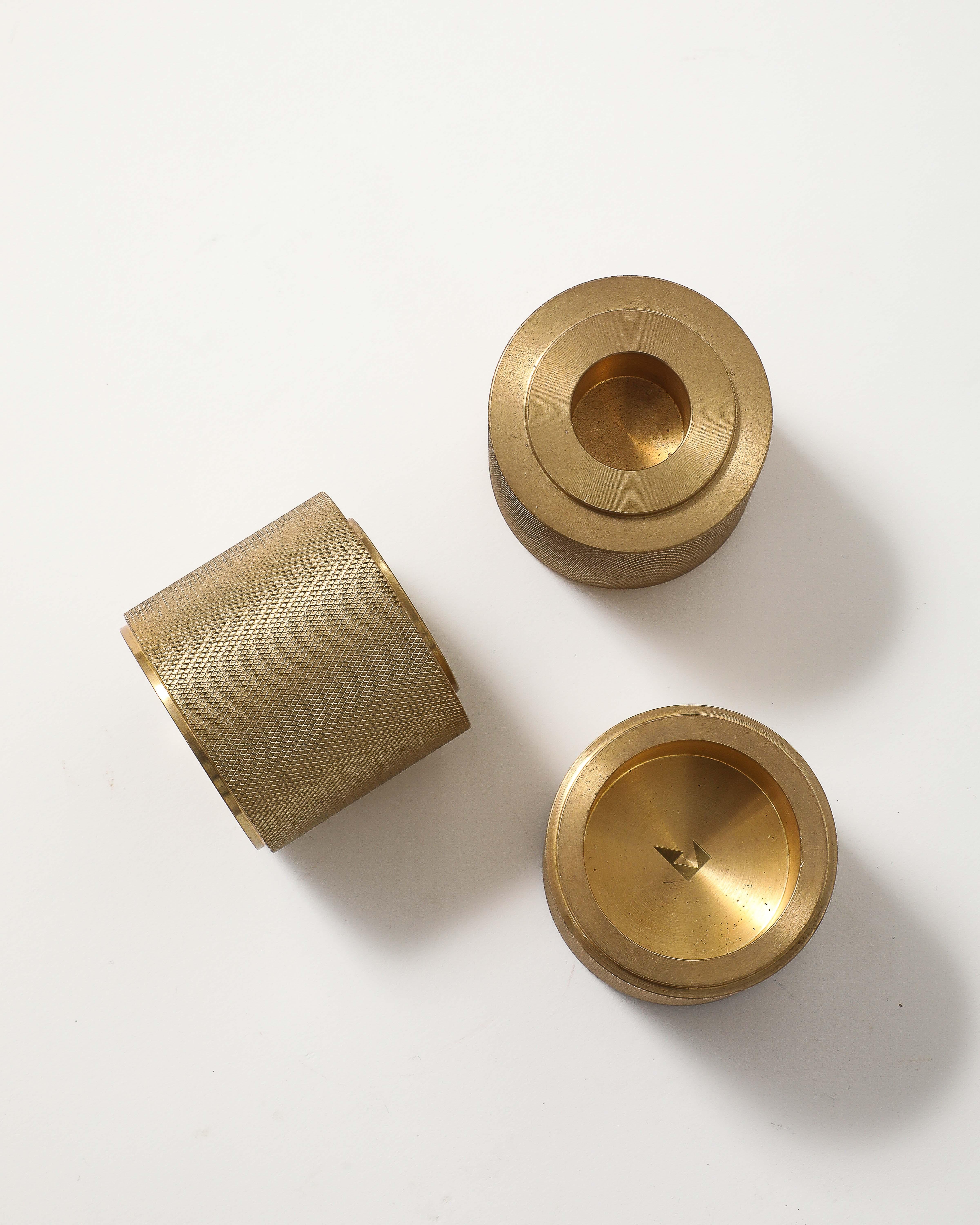 Belga Set di portacandele in ottone Machin con zigrinatura fine di Klaar Prims in vendita