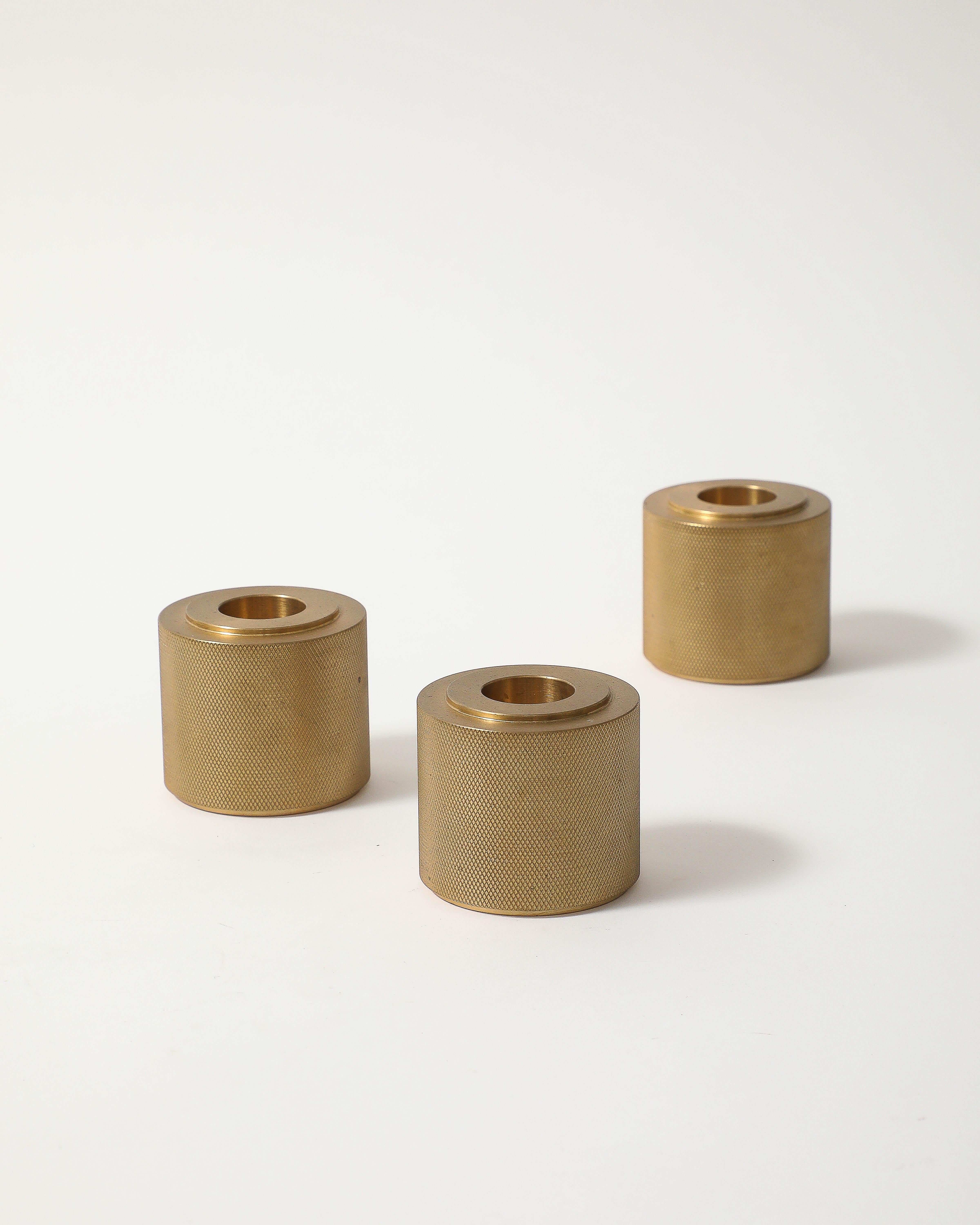 Set di portacandele in ottone Machin con zigrinatura fine di Klaar Prims In condizioni ottime in vendita a New York City, NY