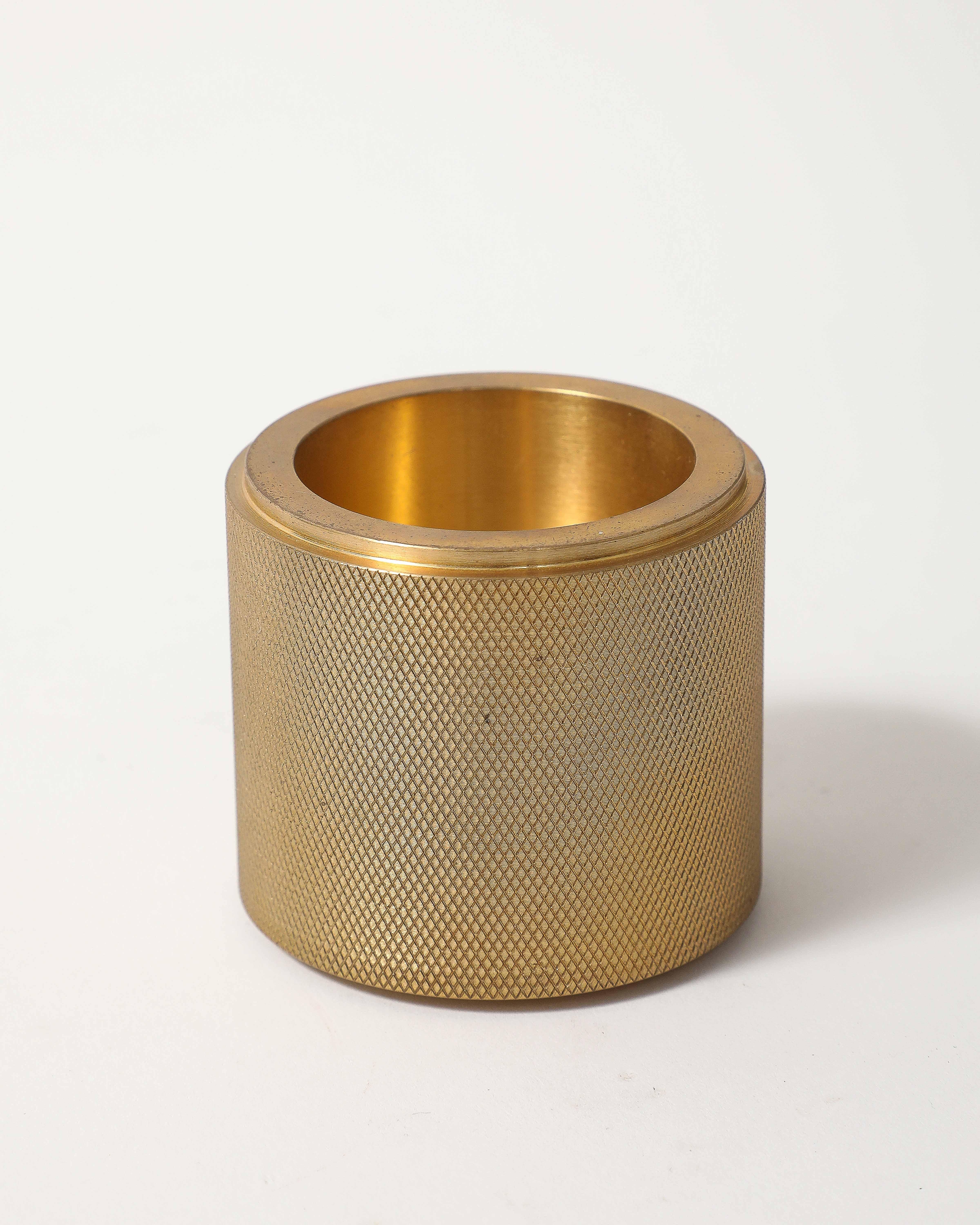 XXI secolo e contemporaneo Set di portacandele in ottone Machin con zigrinatura fine di Klaar Prims in vendita