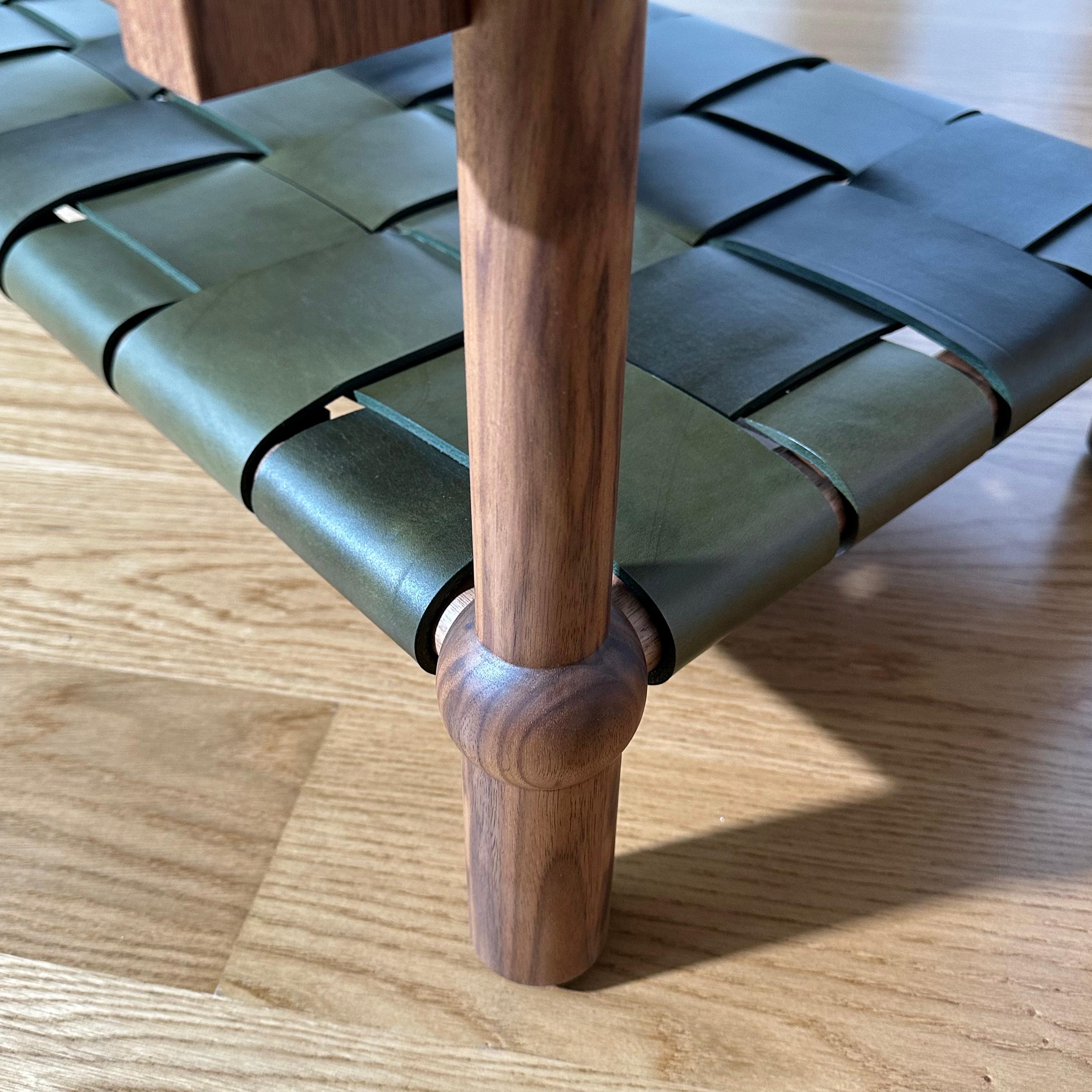 Sculpté Ensemble de tables de nuit / tables d'extrémité Mae en bois massif avec étagère en cuir  en vente