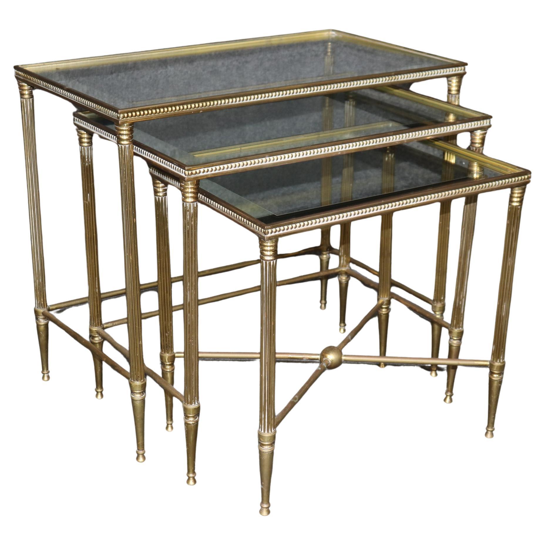Satz von Maison Jansen Hollywood Regency Stil Messing Nisttische