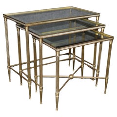 Satz von Maison Jansen Hollywood Regency Stil Messing Nisttische