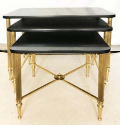 Set di 3 tavolini da nido Maison Lancel con piano in legno d'ottone, stile metà del secolo scorso.
