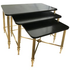 Ensemble de 3 tables gigognes françaises Maison Lancel avec plateau en bois et laiton, mi-siècle moderne