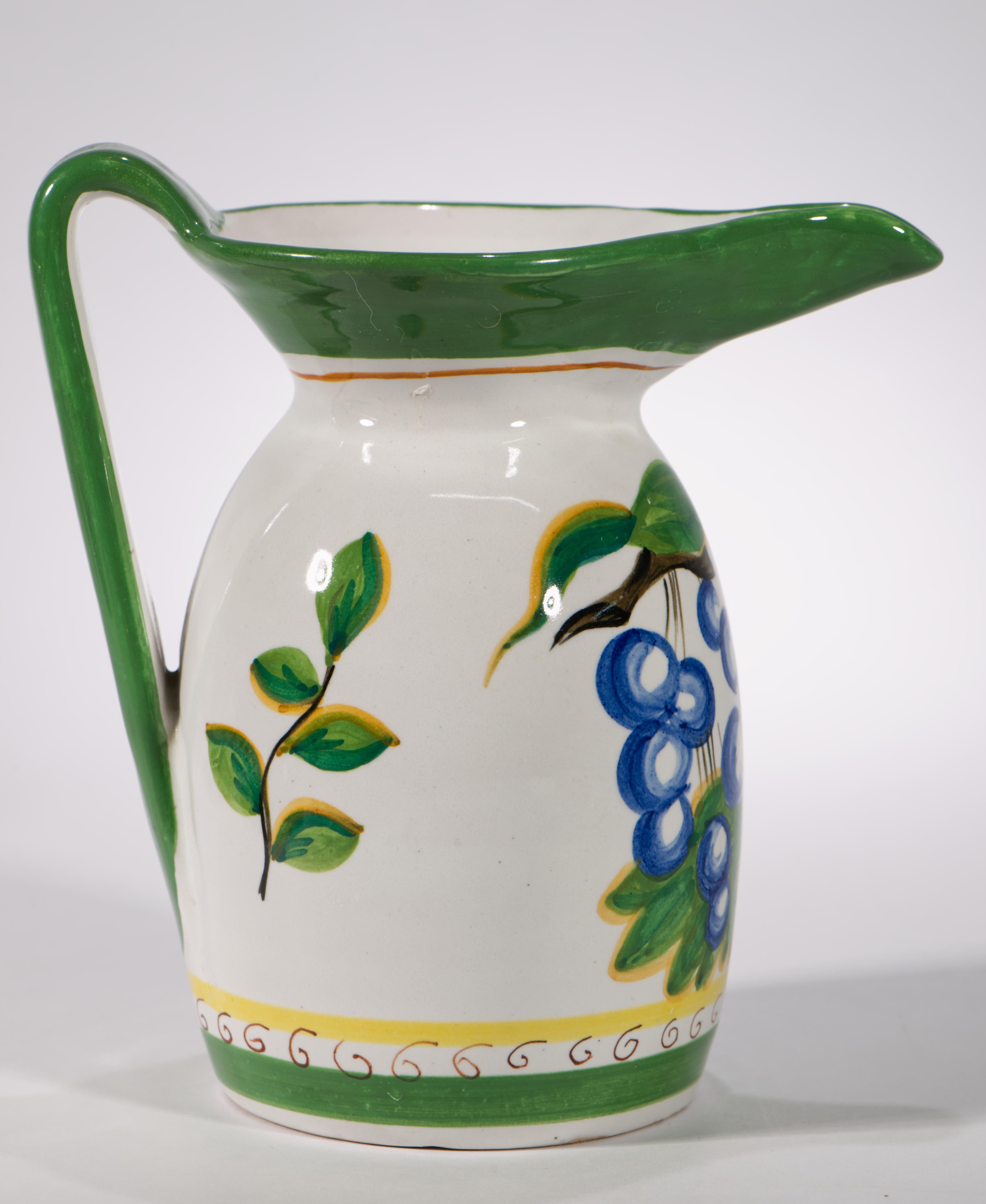 Ensemble de vases et plateaux en majolique avec décor de poires, Deruta Italie 1950s-1960s en vente 3