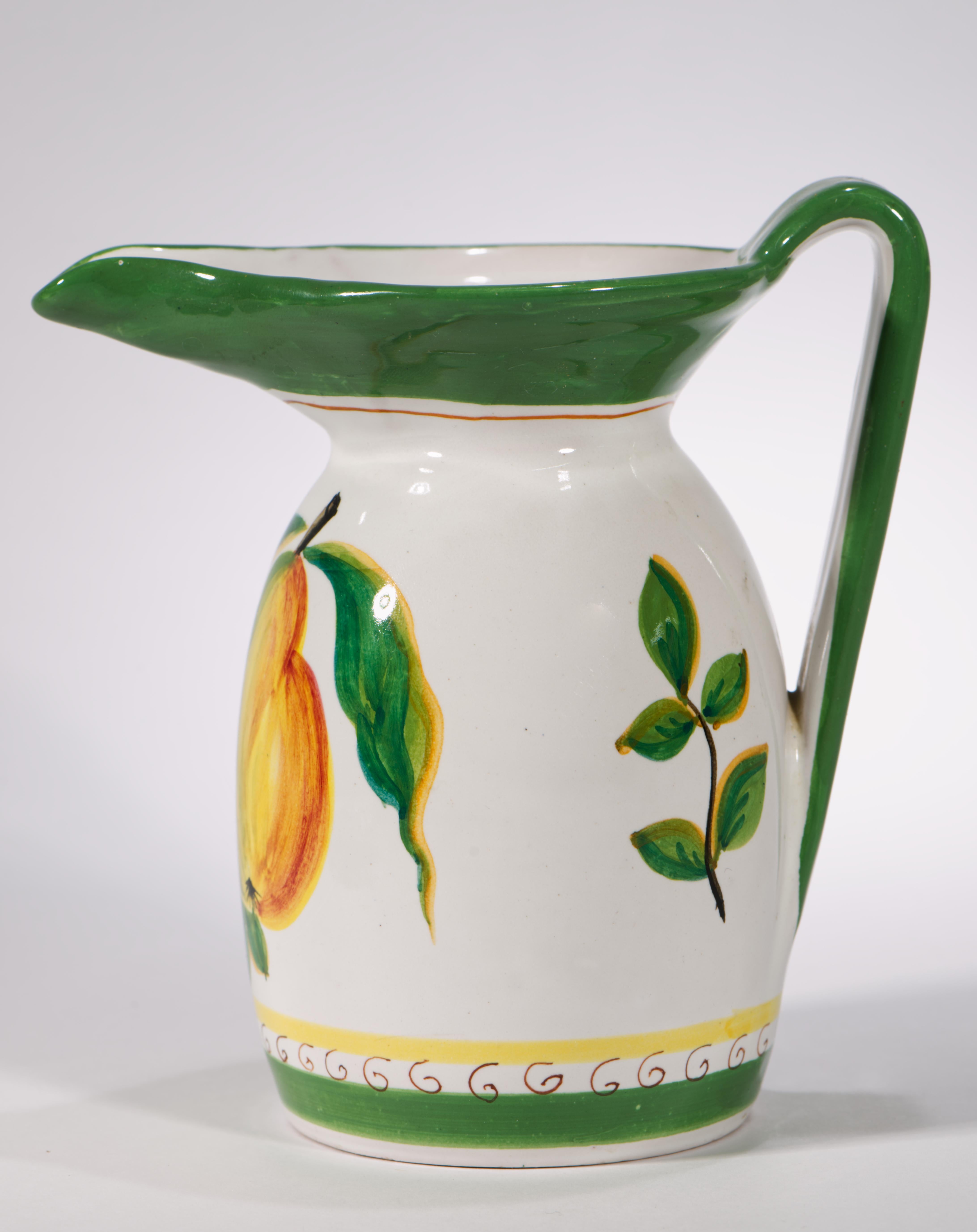 Ensemble de vases et plateaux en majolique avec décor de poires, Deruta Italie 1950s-1960s en vente 5
