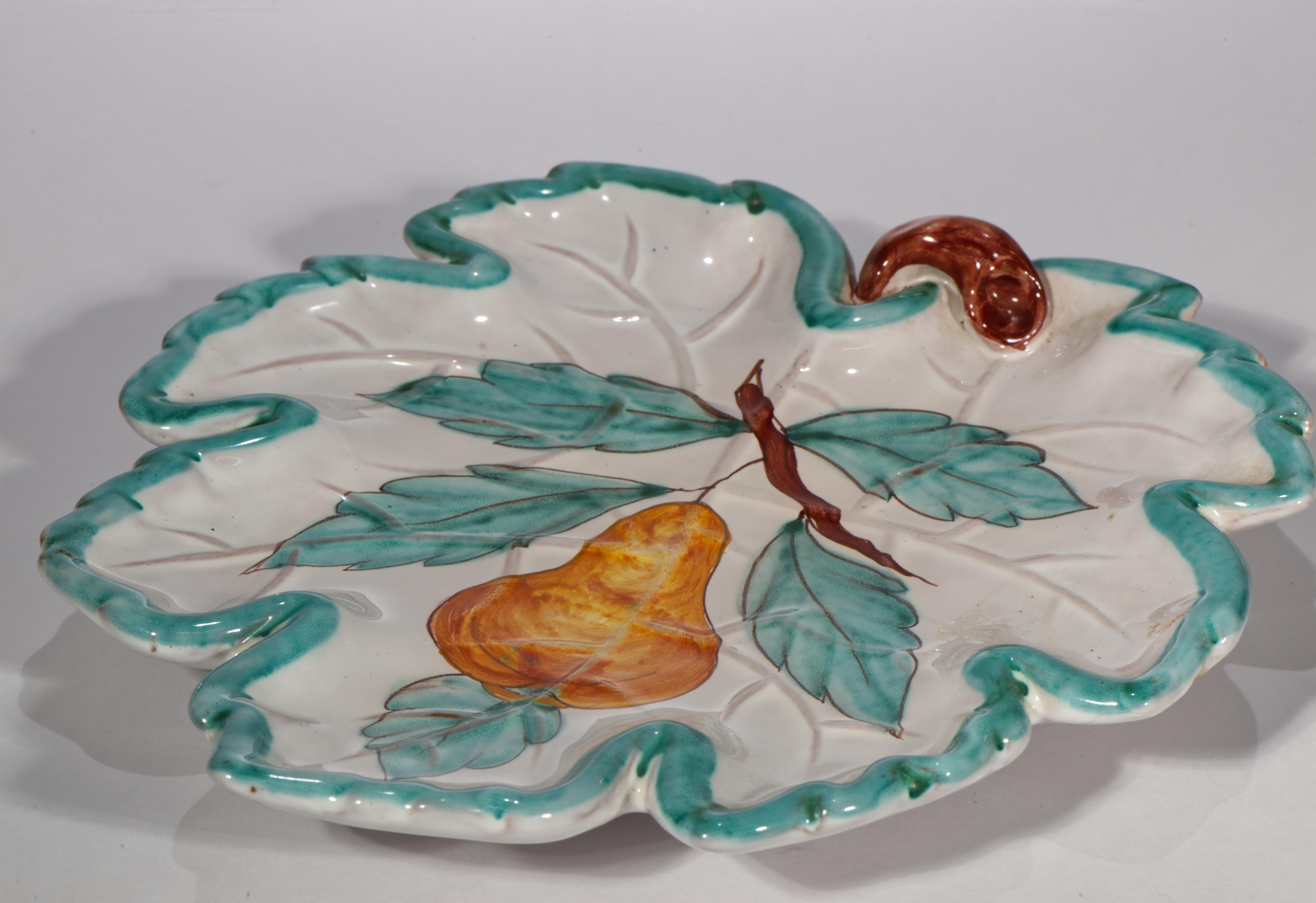 Ensemble de vases et plateaux en majolique avec décor de poires, Deruta Italie 1950s-1960s en vente 6