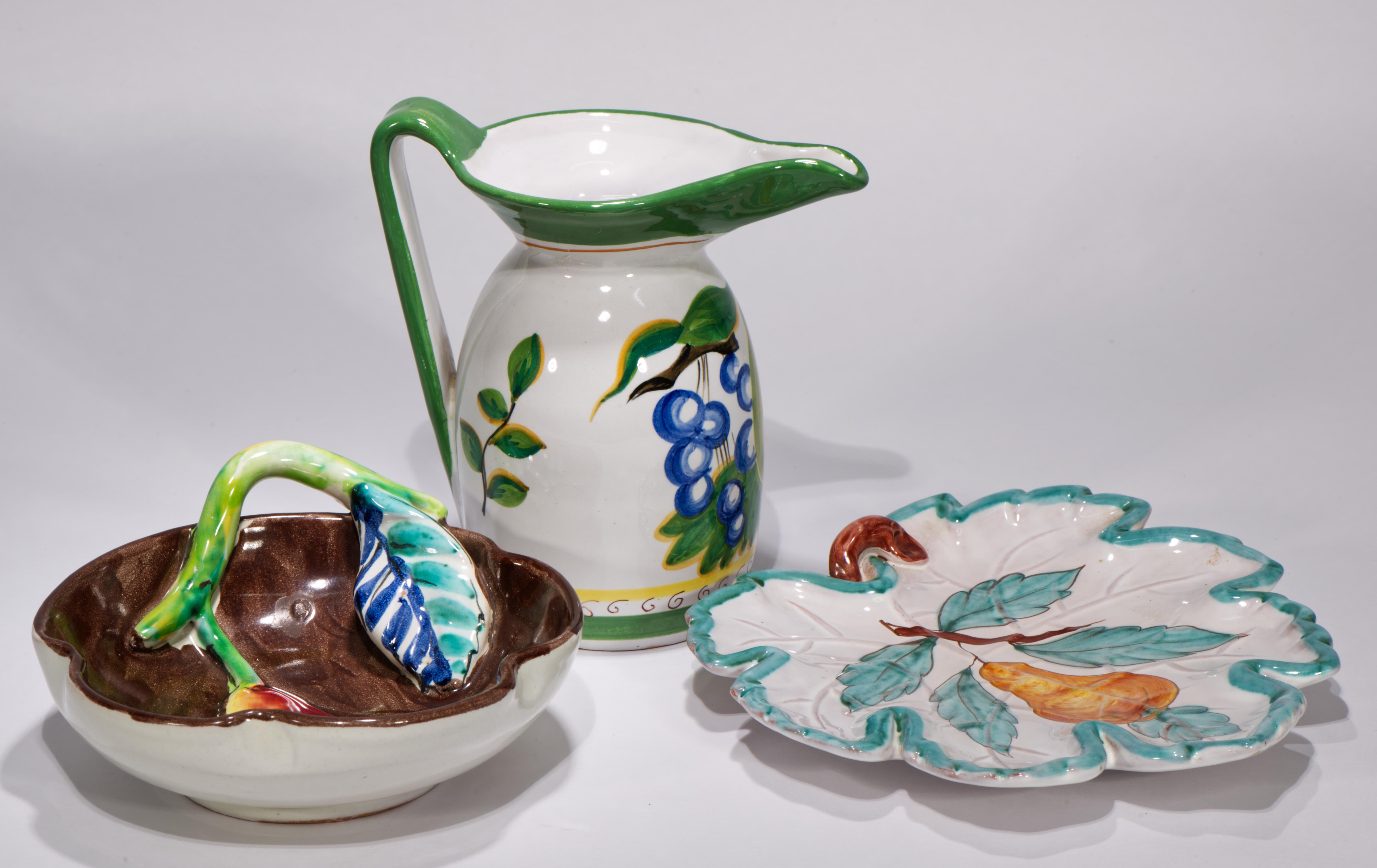 Ensemble Vintage de bol en céramique, plateau en forme de feuille, et vase pichet présentant une décoration colorée en majolique de style Deruta avec des motifs de poires jaunes. 

Le pichet est sculpté avec un bec exagéré et une anse prononcée ; le