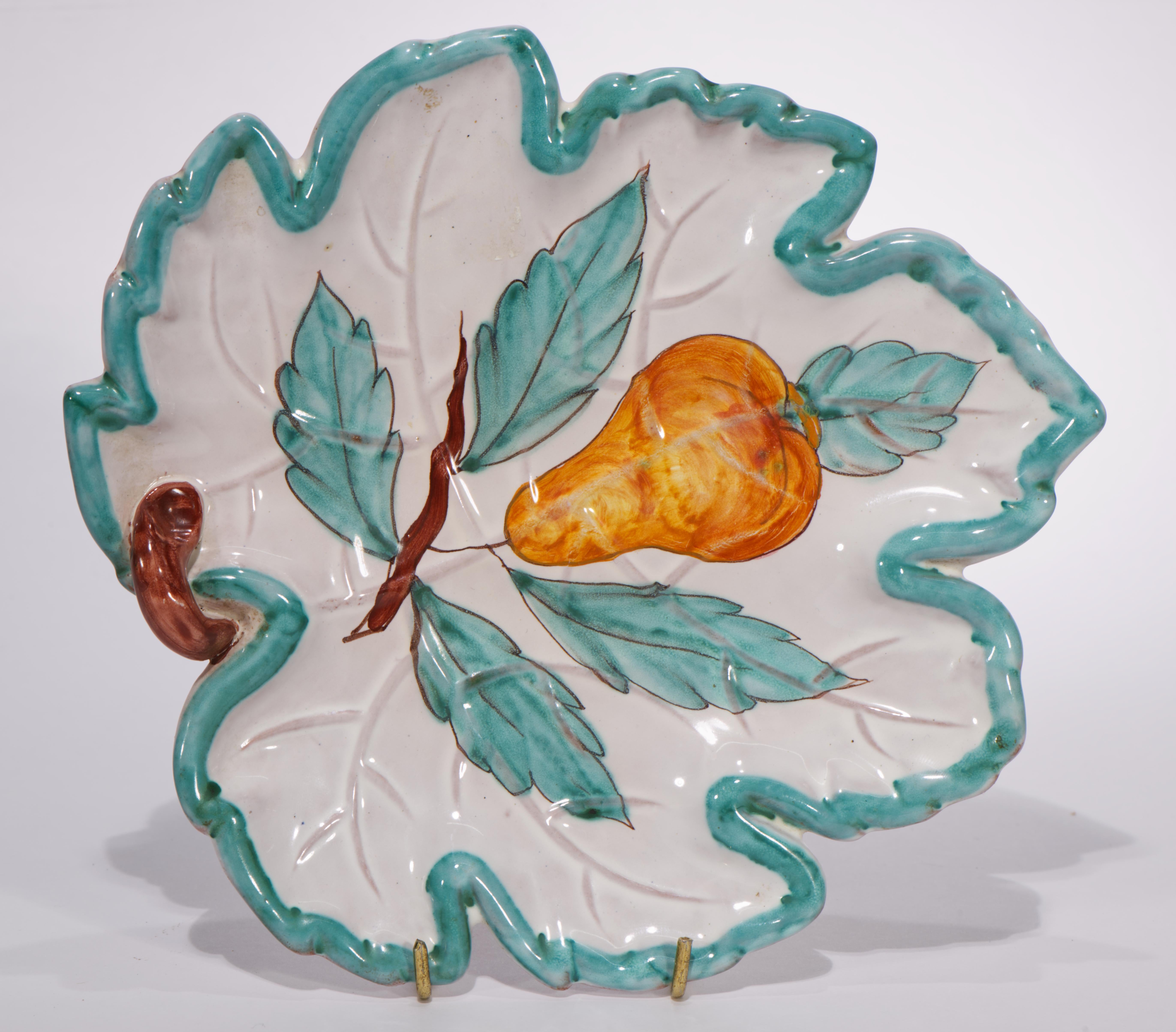 Mid-Century Modern Ensemble de vases et plateaux en majolique avec décor de poires, Deruta Italie 1950s-1960s en vente