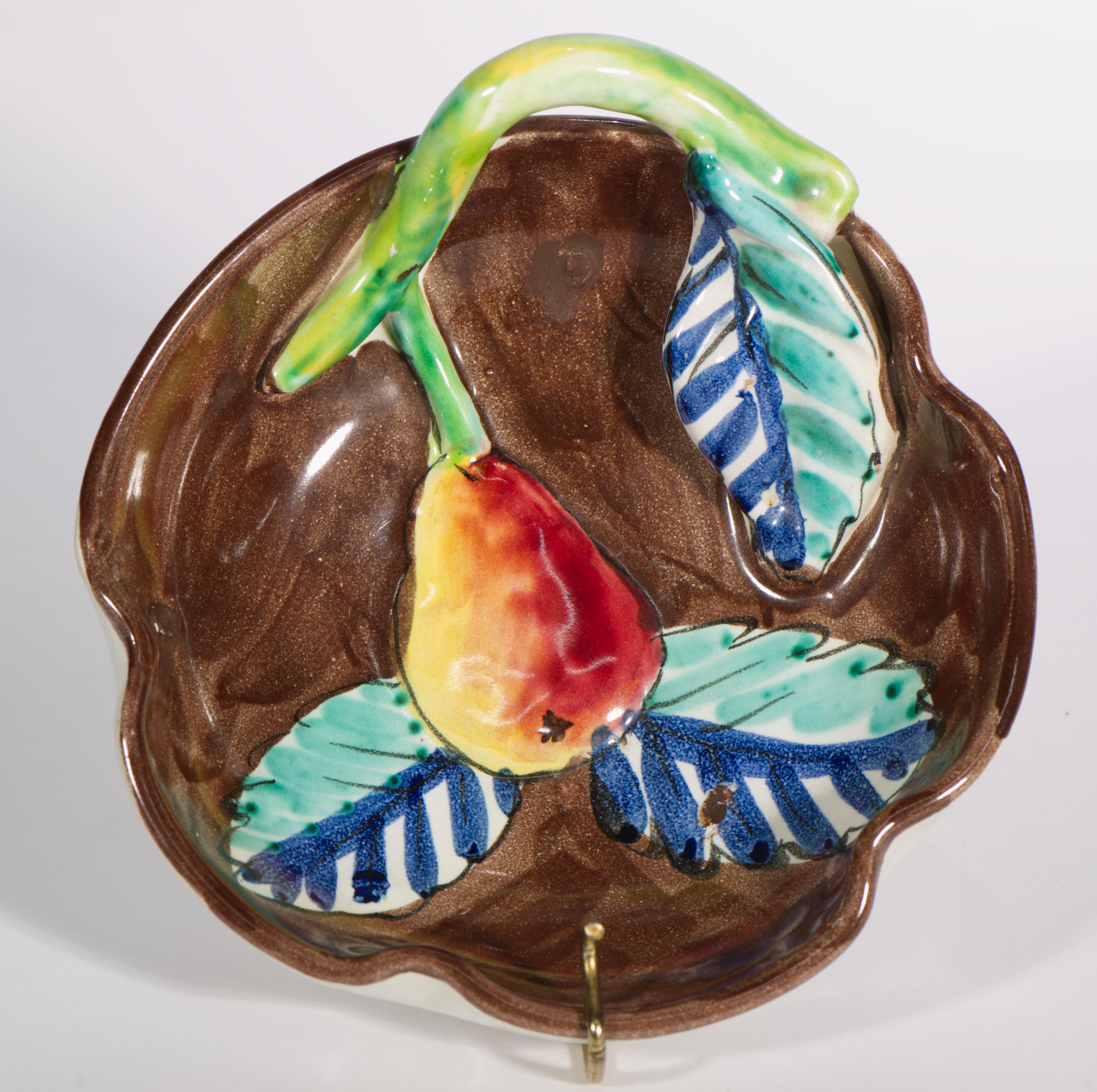 Vernissé Ensemble de vases et plateaux en majolique avec décor de poires, Deruta Italie 1950s-1960s en vente