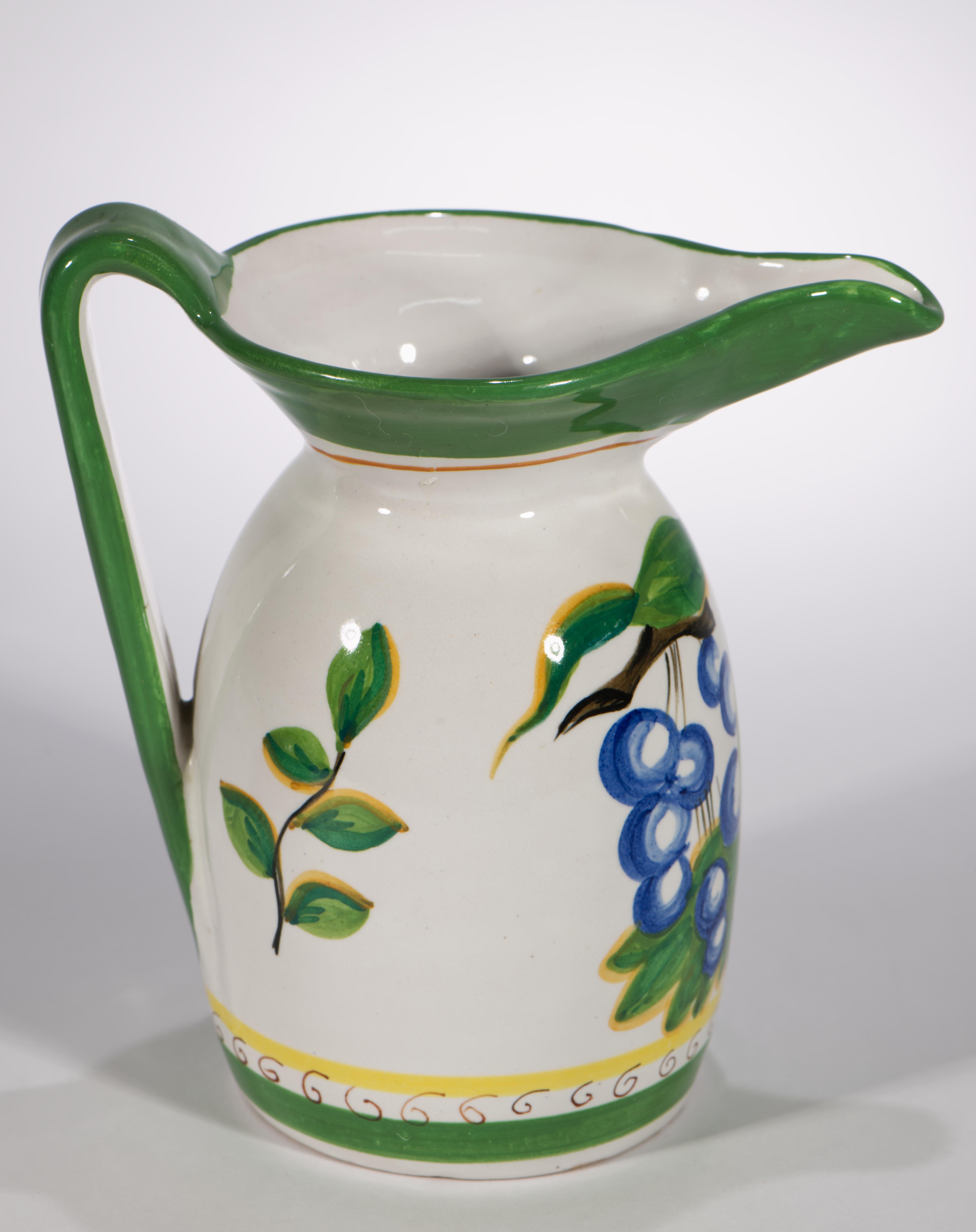 20ième siècle Ensemble de vases et plateaux en majolique avec décor de poires, Deruta Italie 1950s-1960s en vente
