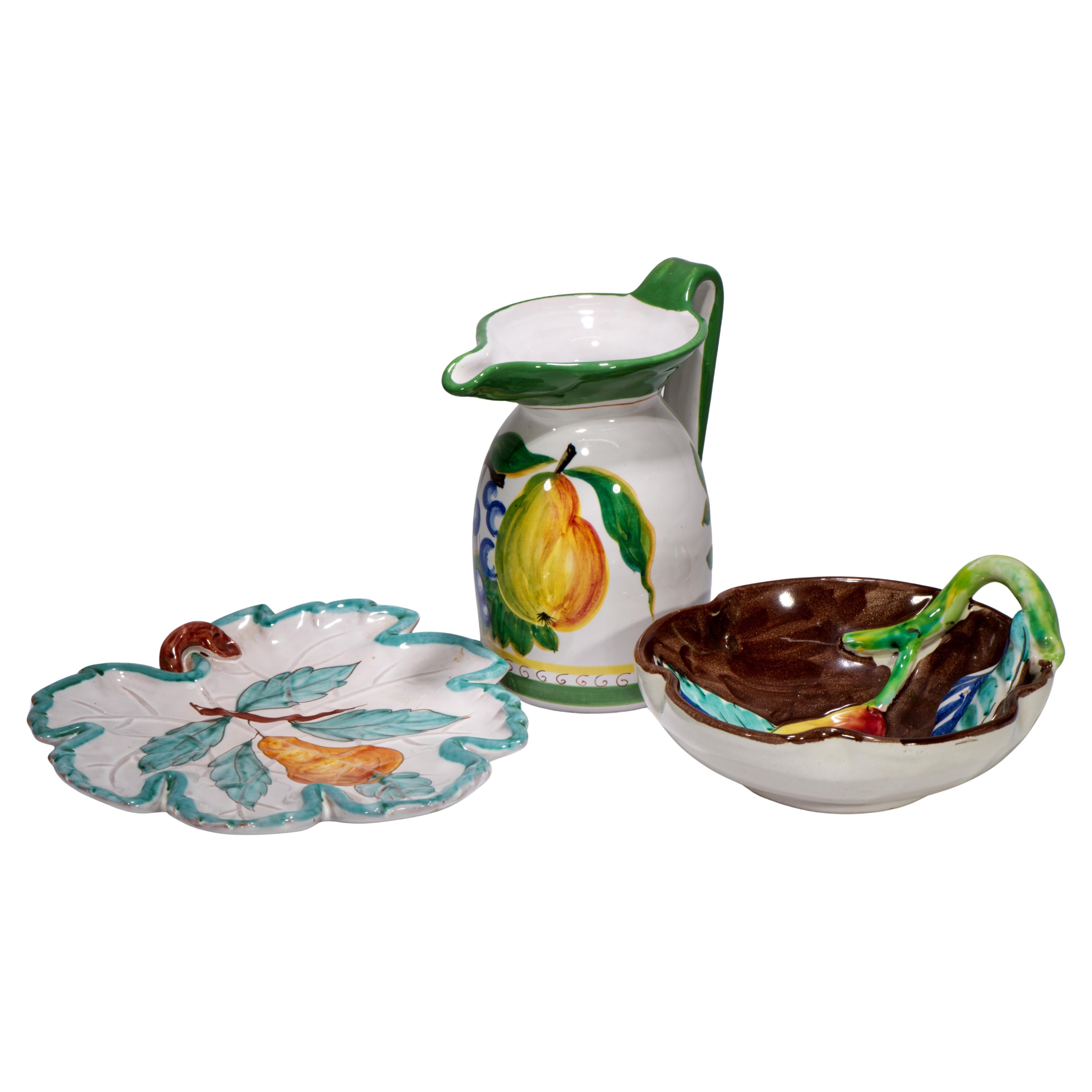 Ensemble de vases et plateaux en majolique avec décor de poires, Deruta Italie 1950s-1960s en vente