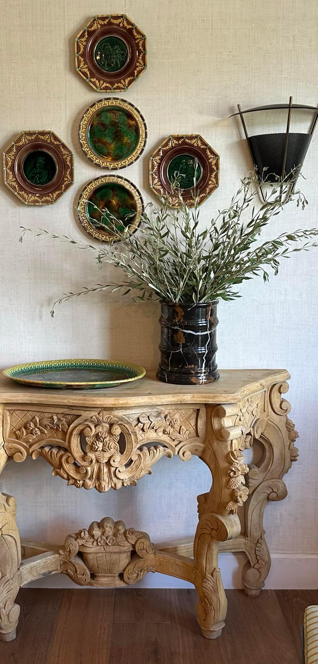 Ensemble d'assiettes en majolique provenant de la collection privée d'Andre Leon Talley en vente 8