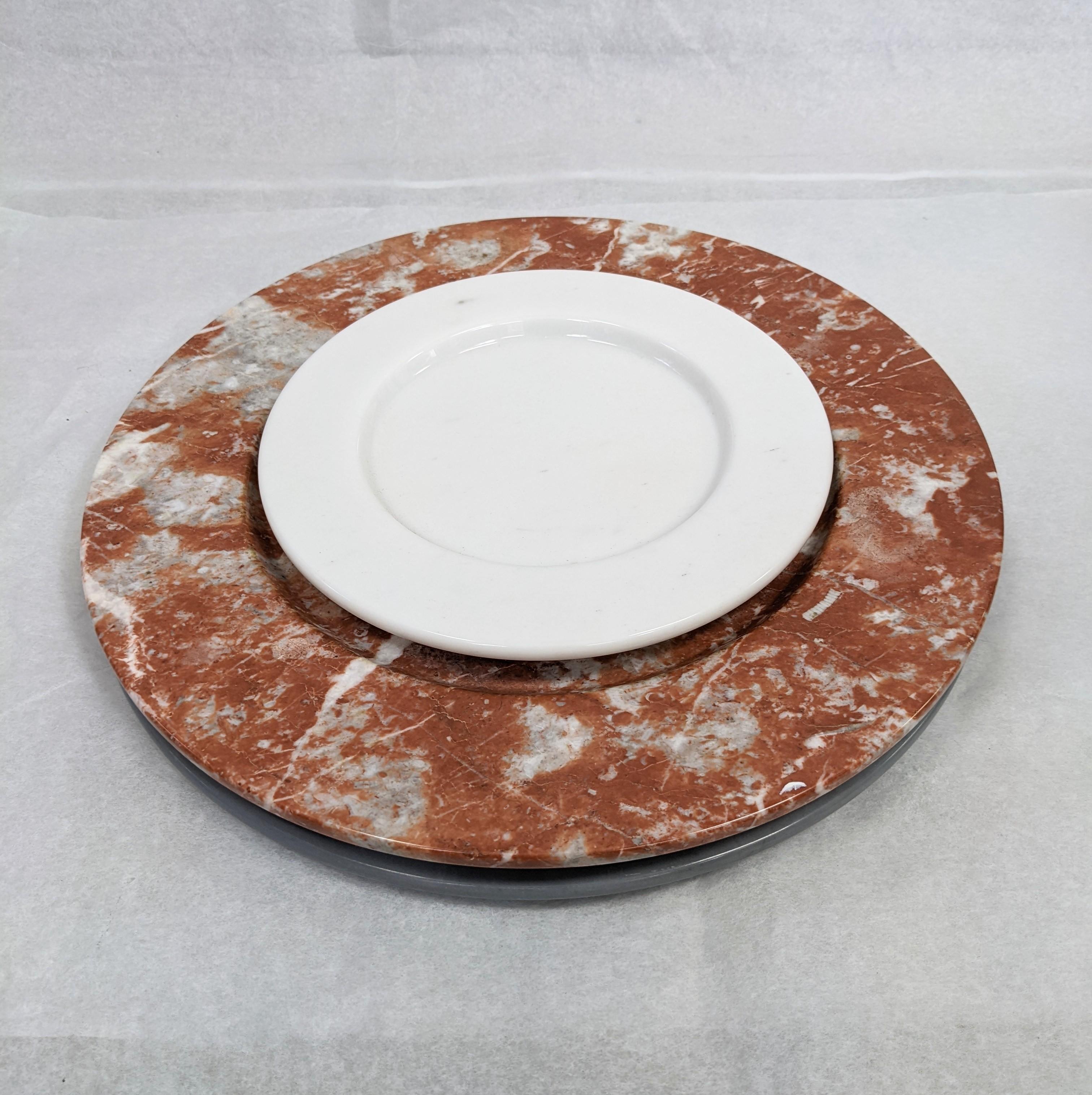 Ensemble de 3 assiettes de présentation décoratives en marbre des années 1980 en Italie, en rouge, gris et blanc chiné. Les grands centres de table font 13 pouces de diamètre et les plus petits 7 pouces. 
Années 1980 Fait à la main en Italie.