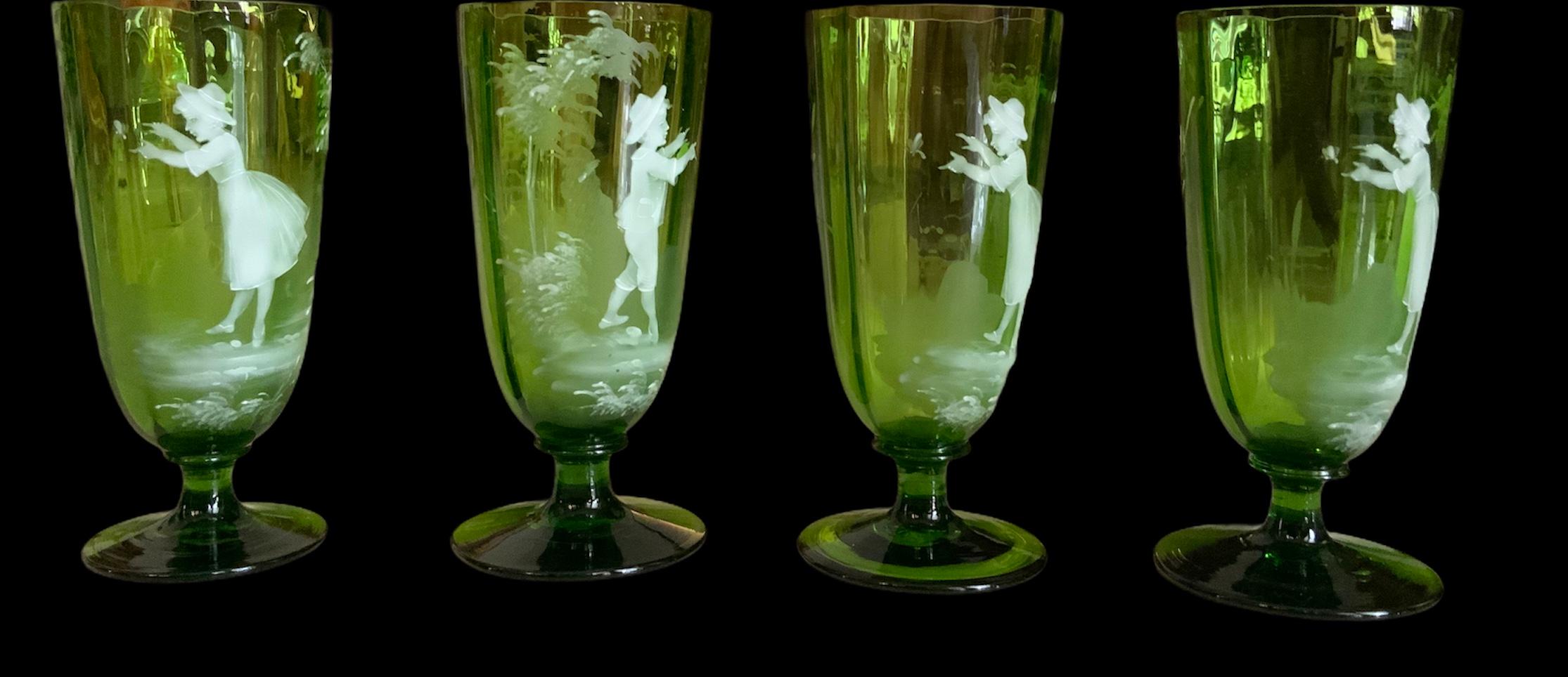 Set von handbemalten smaragdgrünen Glaspokalen von Mary Gregory (Tschechisch) im Angebot