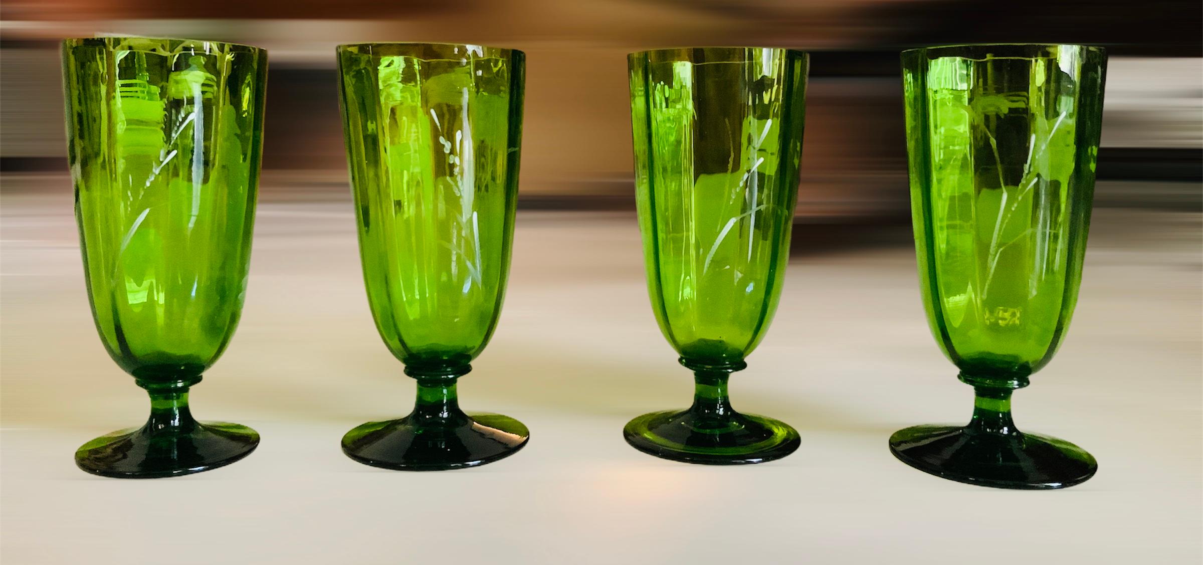 Set von handbemalten smaragdgrünen Glaspokalen von Mary Gregory (Handbemalt) im Angebot