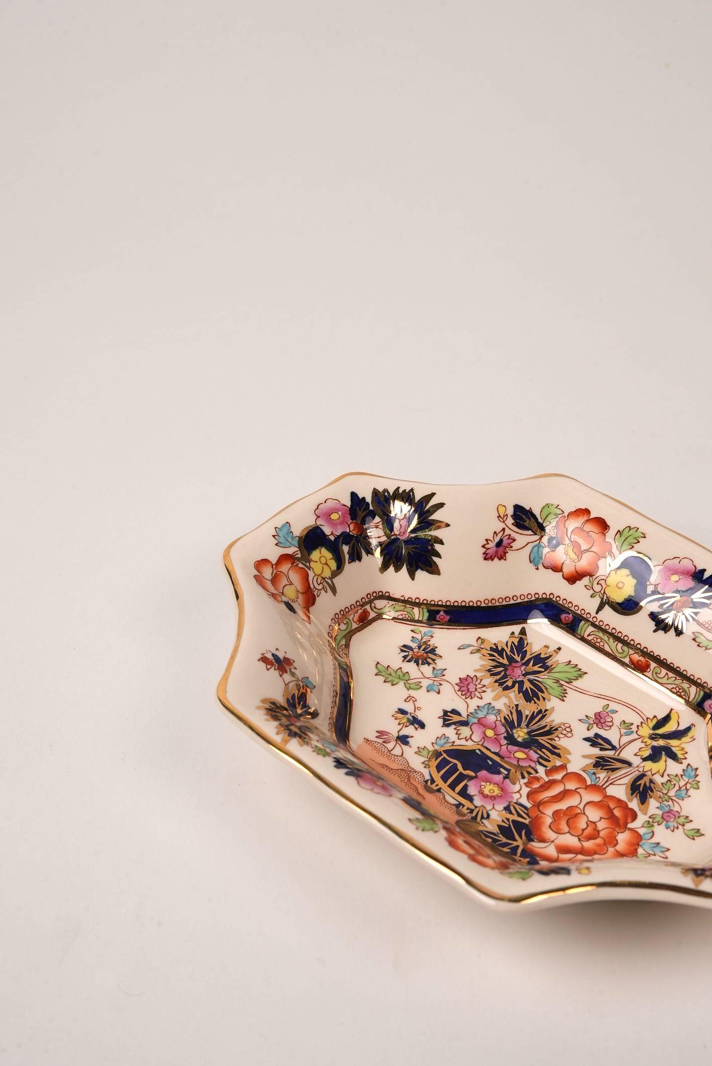 Set of Mason’s Ironstone Dishes in “Mandarin” Pattern, Mid-20th Century For Sale 4