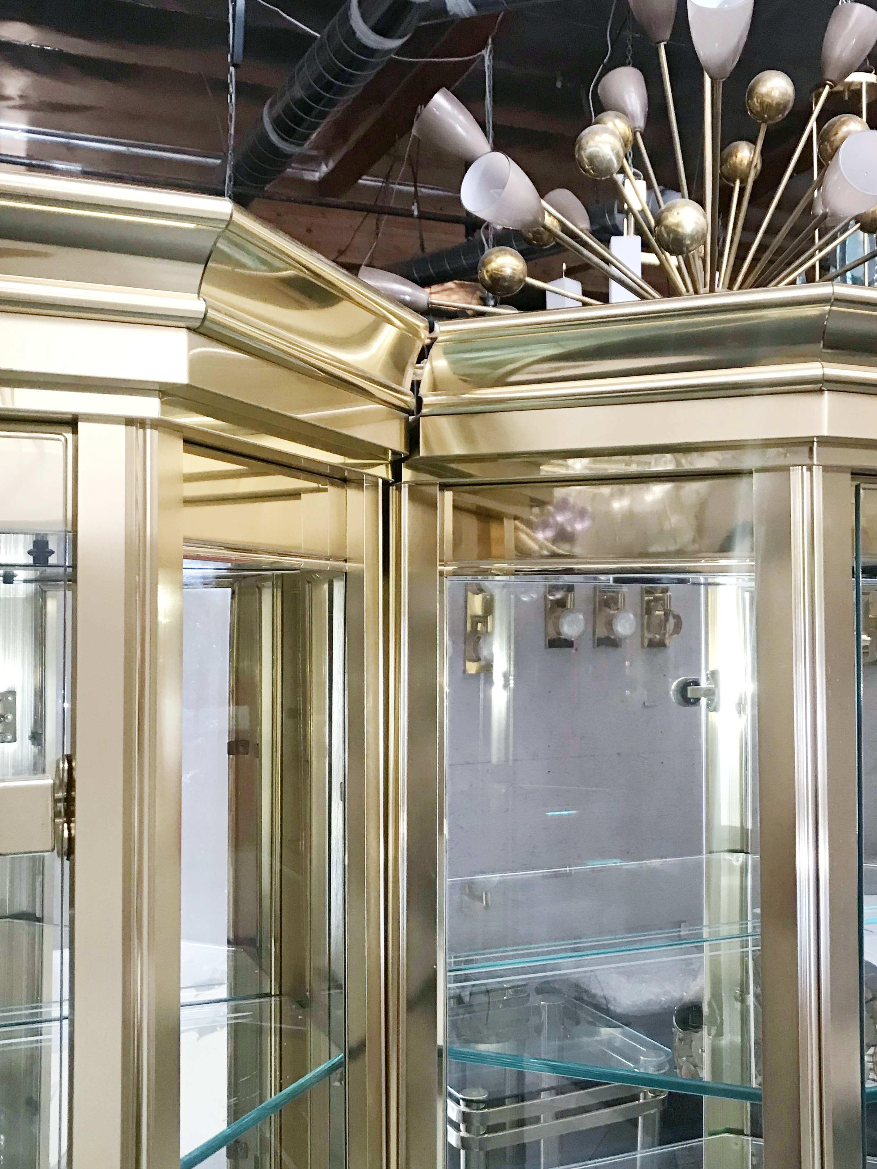 Set di vetrine o armadietti da esposizione in ottone Mastercraft in vendita a prezzi stracciati 3