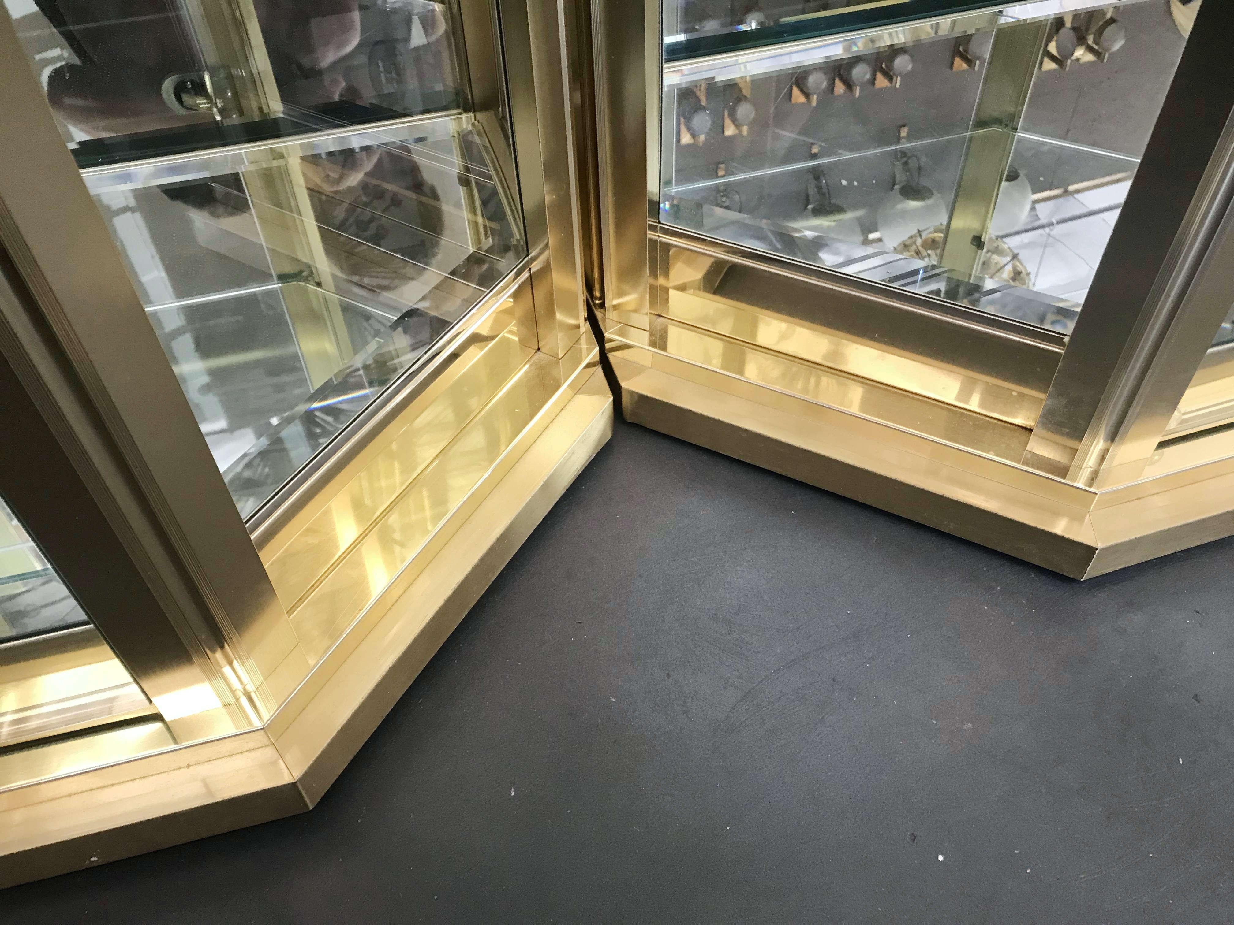 Set di vetrine o armadietti da esposizione in ottone Mastercraft in vendita a prezzi stracciati 4