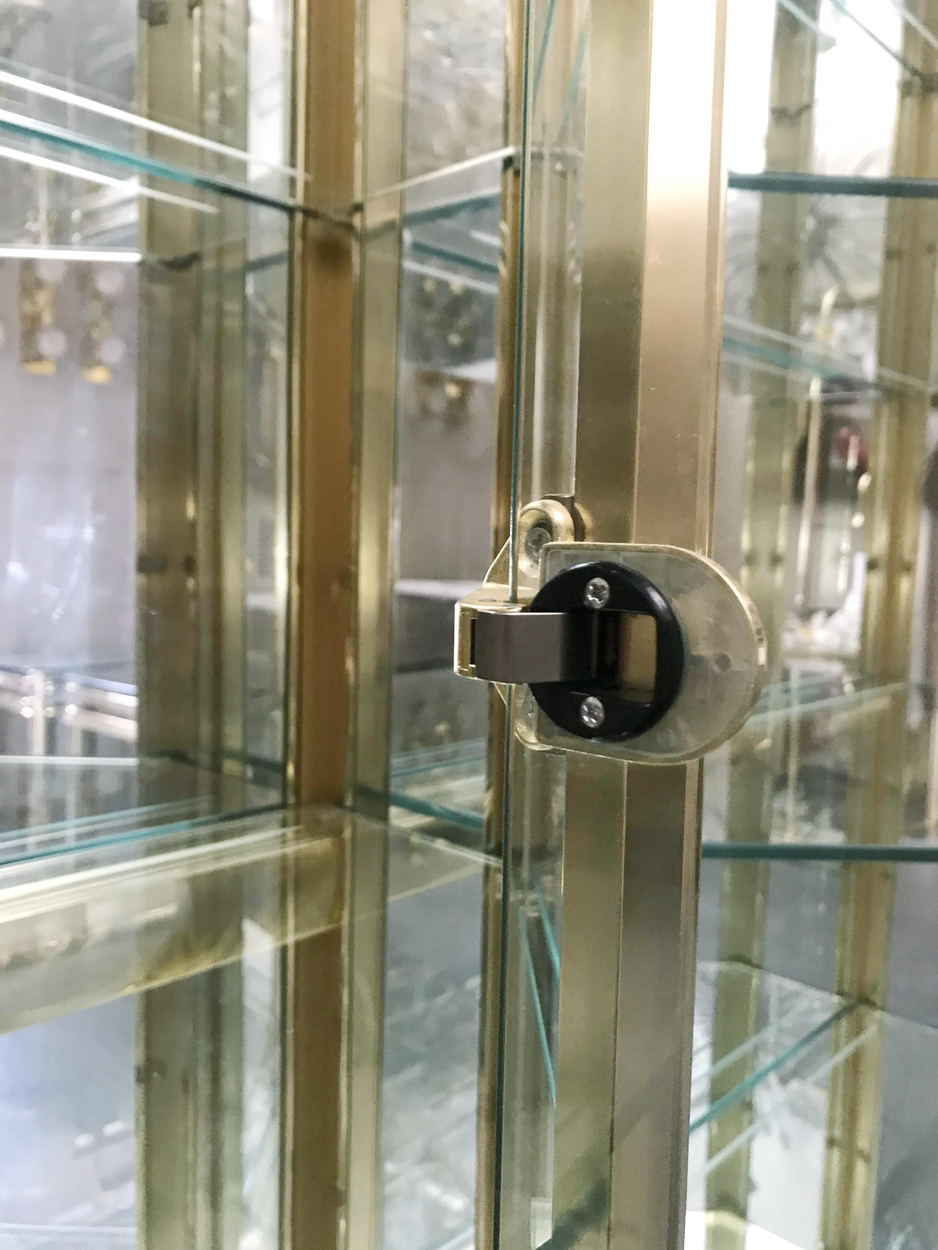 Set di vetrine o armadietti da esposizione in ottone Mastercraft in vendita a prezzi stracciati 5