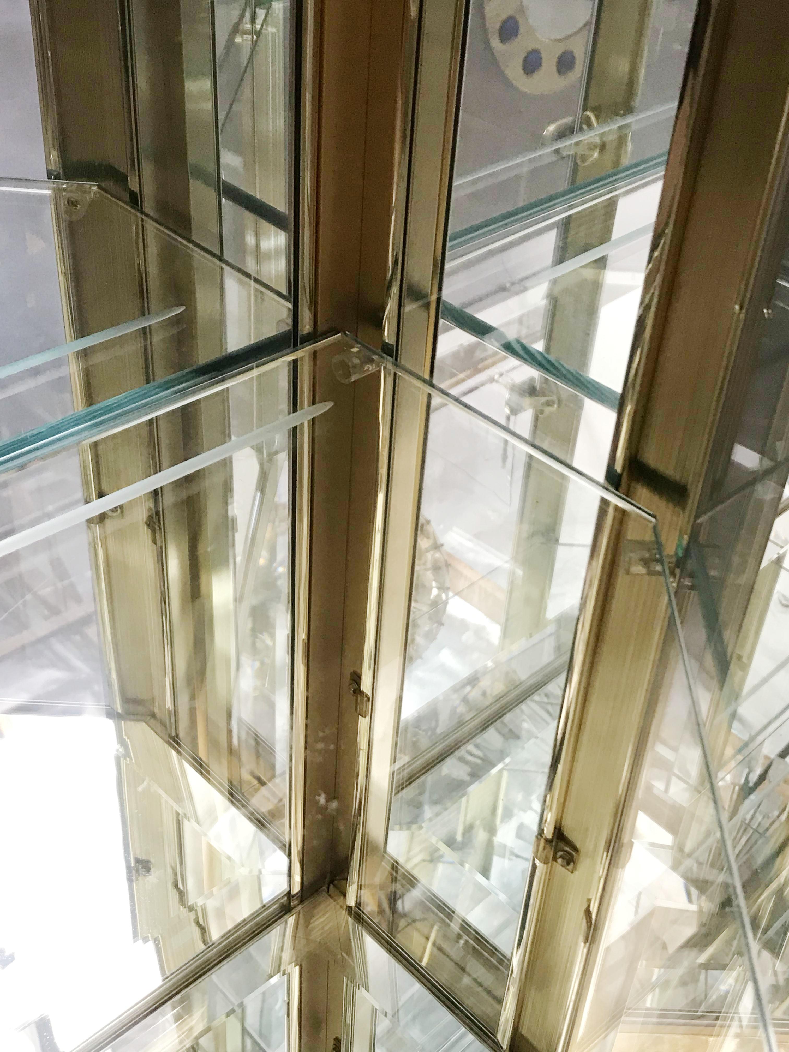Set di vetrine o armadietti da esposizione in ottone Mastercraft in vendita a prezzi stracciati 6
