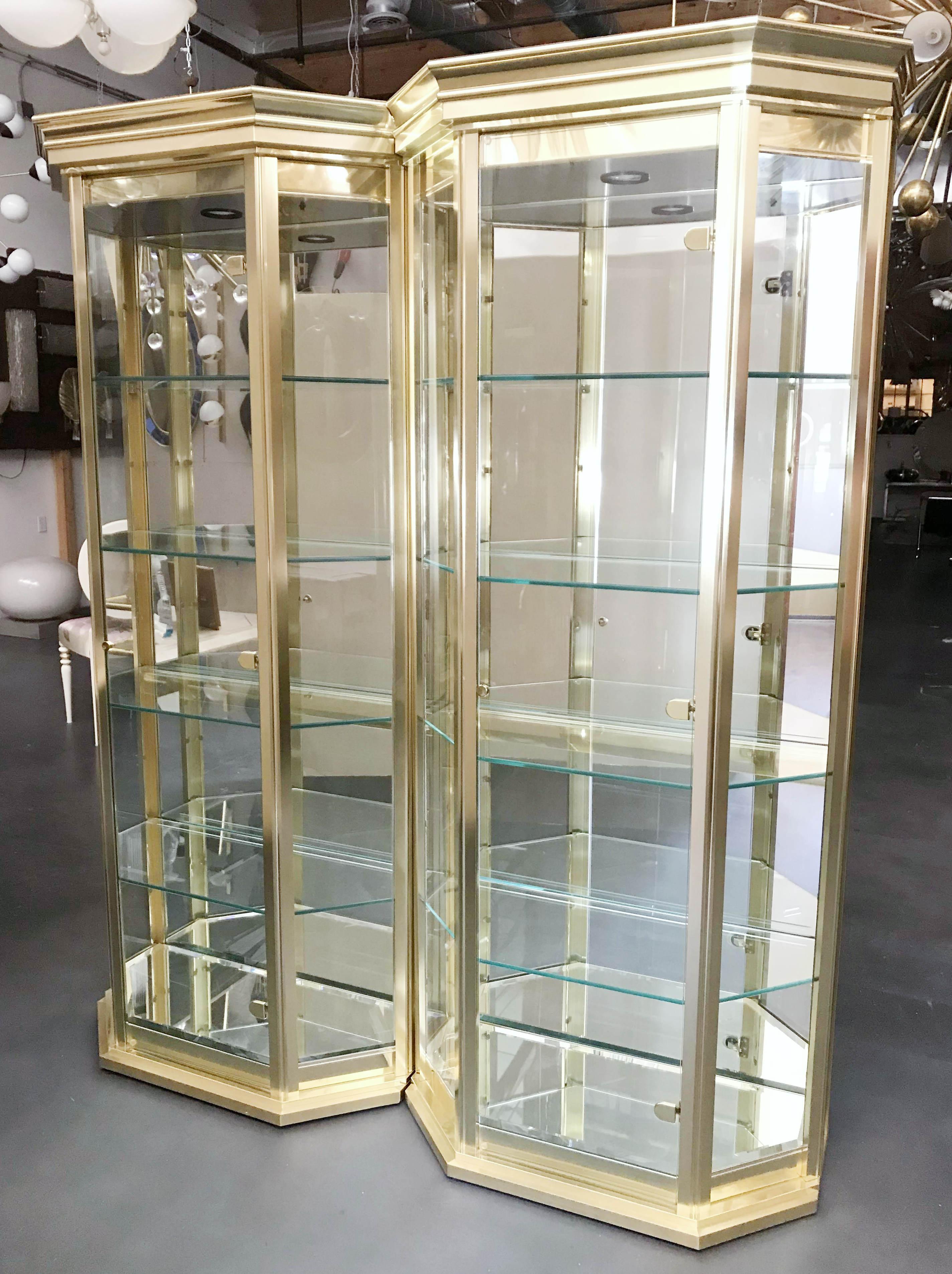 Mid-Century moderno Set di vetrine o armadietti da esposizione in ottone Mastercraft in vendita a prezzi stracciati