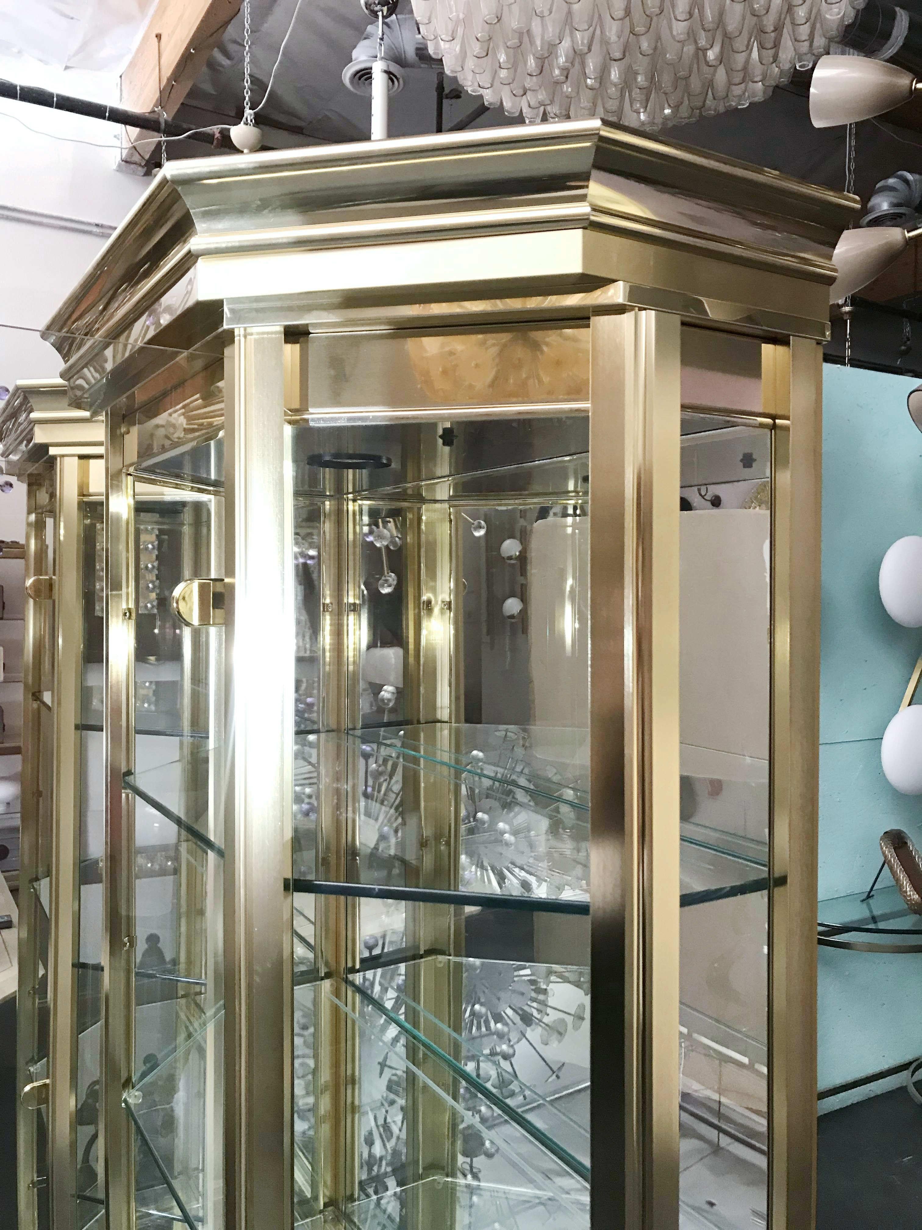 Americano Set di vetrine o armadietti da esposizione in ottone Mastercraft in vendita a prezzi stracciati