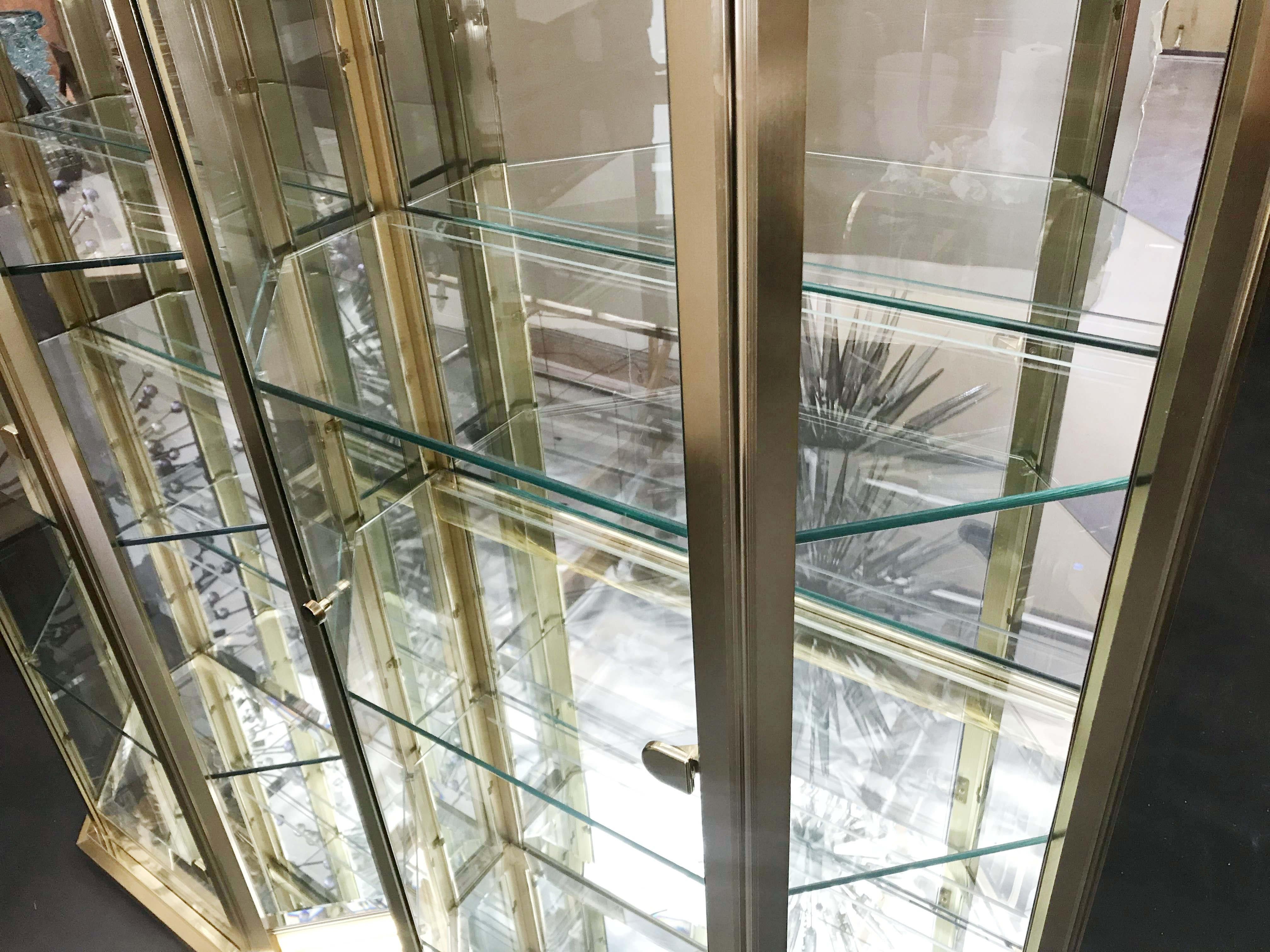 Set di vetrine o armadietti da esposizione in ottone Mastercraft in vendita a prezzi stracciati In condizioni buone a Los Angeles, CA