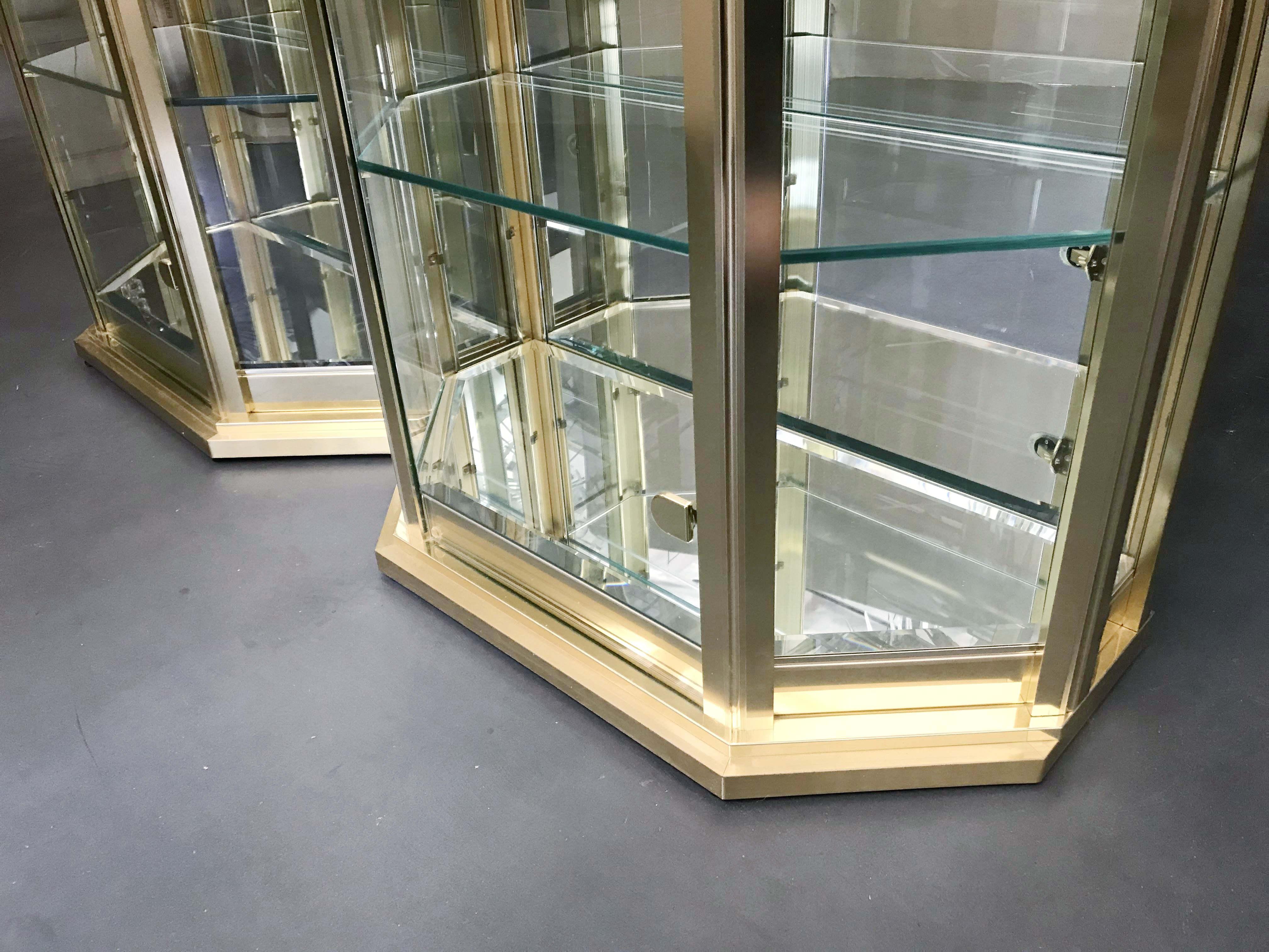 Fine XX secolo Set di vetrine o armadietti da esposizione in ottone Mastercraft in vendita a prezzi stracciati