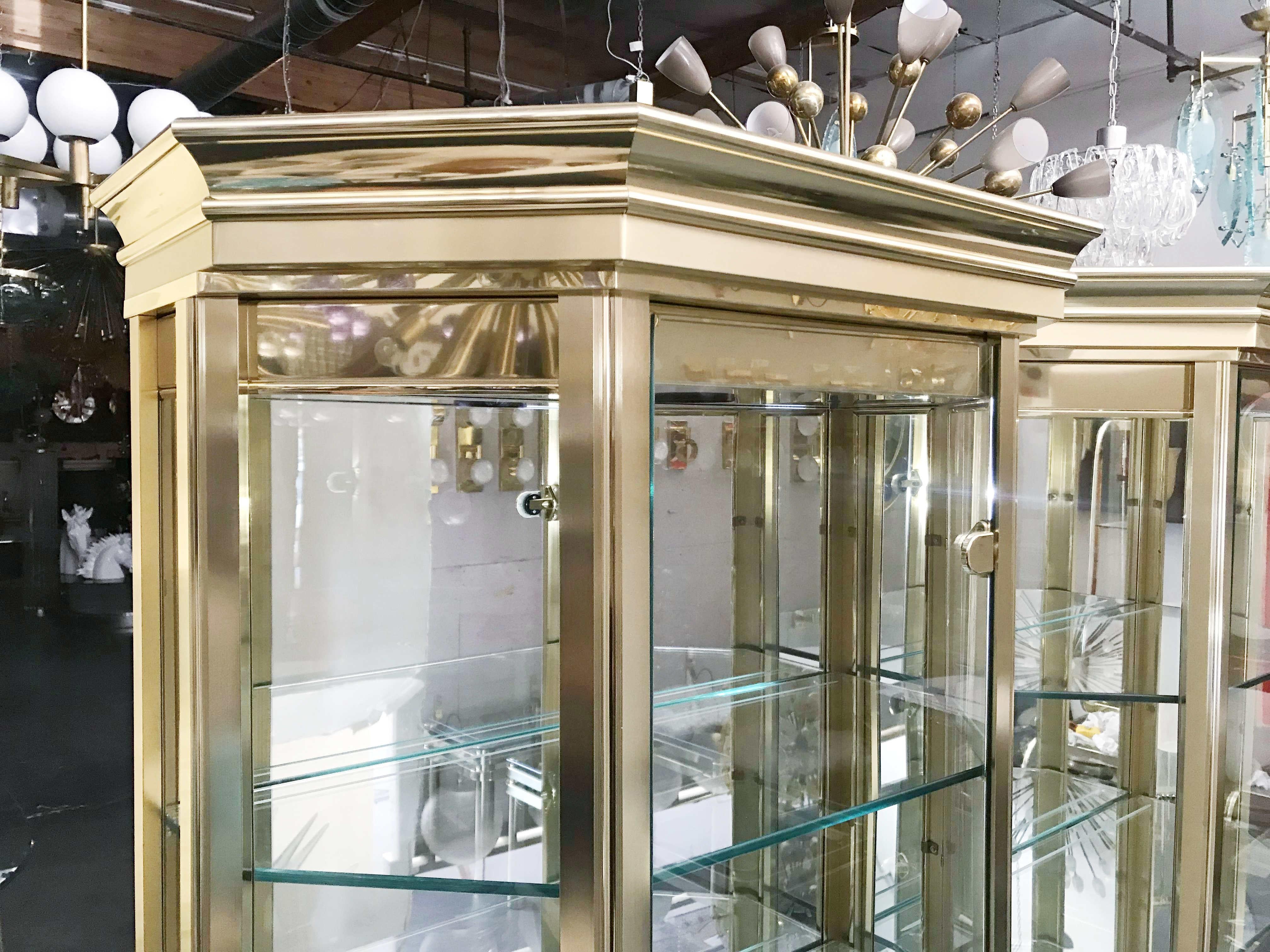 Ottone Set di vetrine o armadietti da esposizione in ottone Mastercraft in vendita a prezzi stracciati