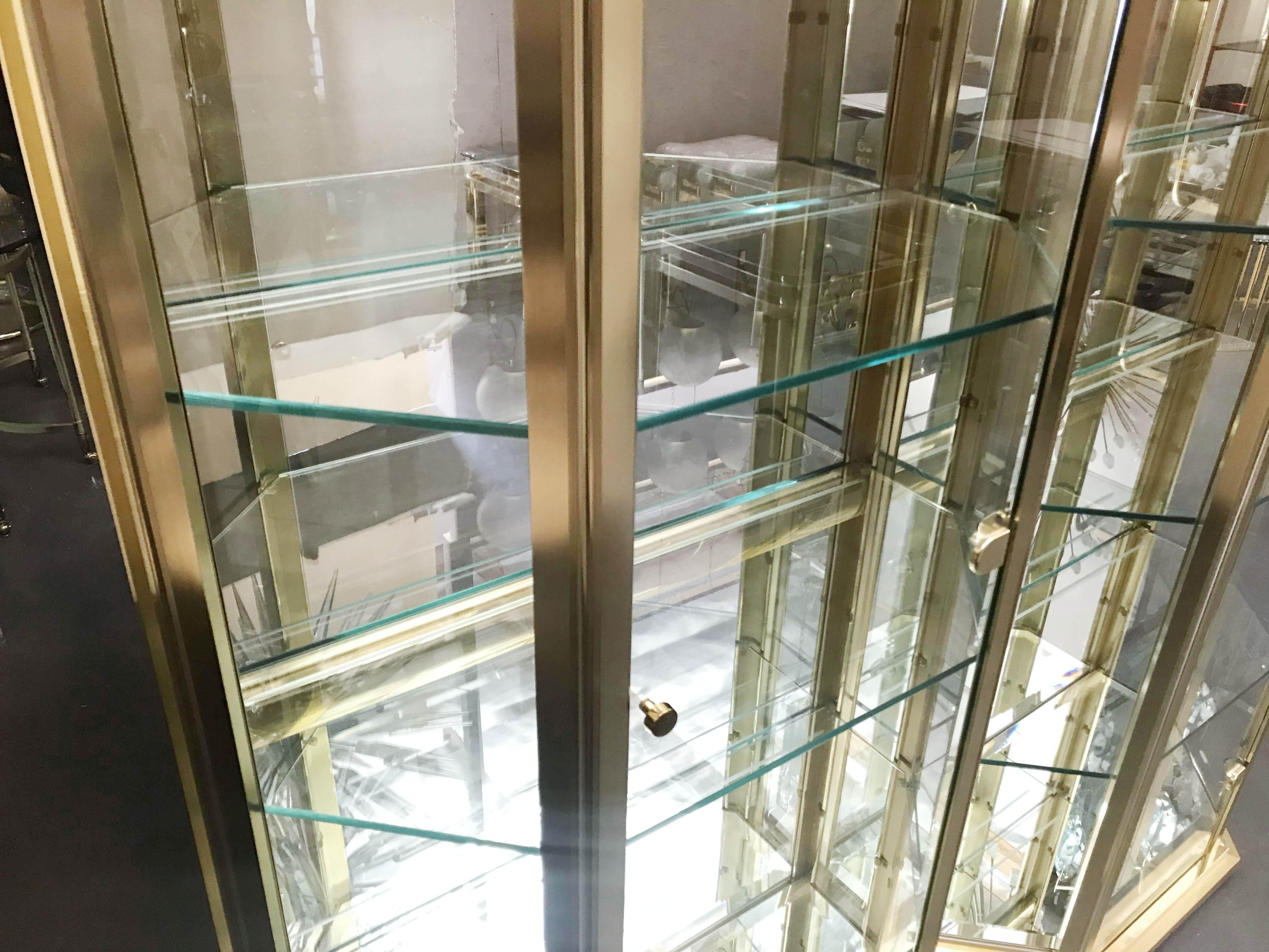 Set di vetrine o armadietti da esposizione in ottone Mastercraft in vendita a prezzi stracciati 1