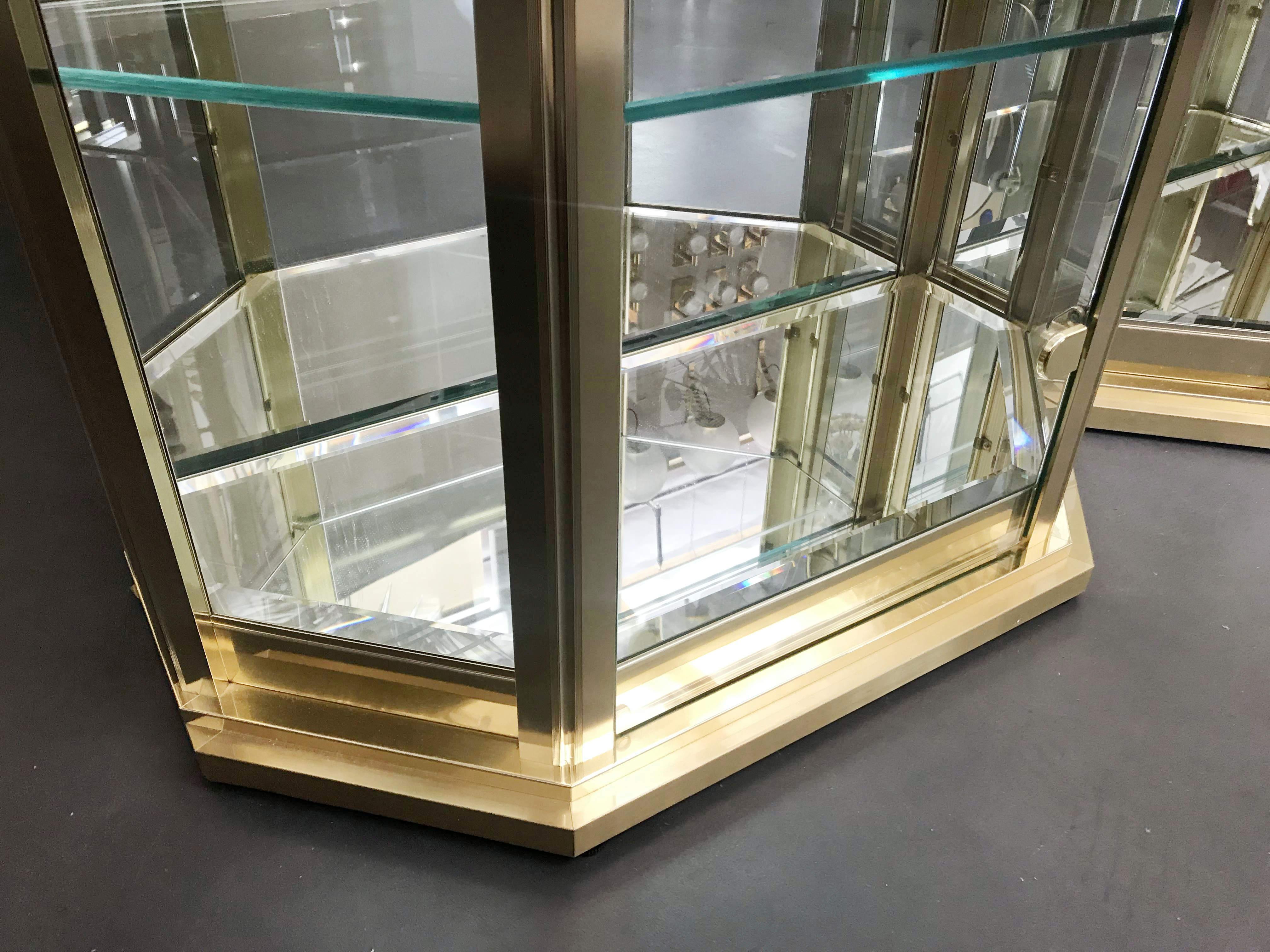 Set di vetrine o armadietti da esposizione in ottone Mastercraft in vendita a prezzi stracciati 2